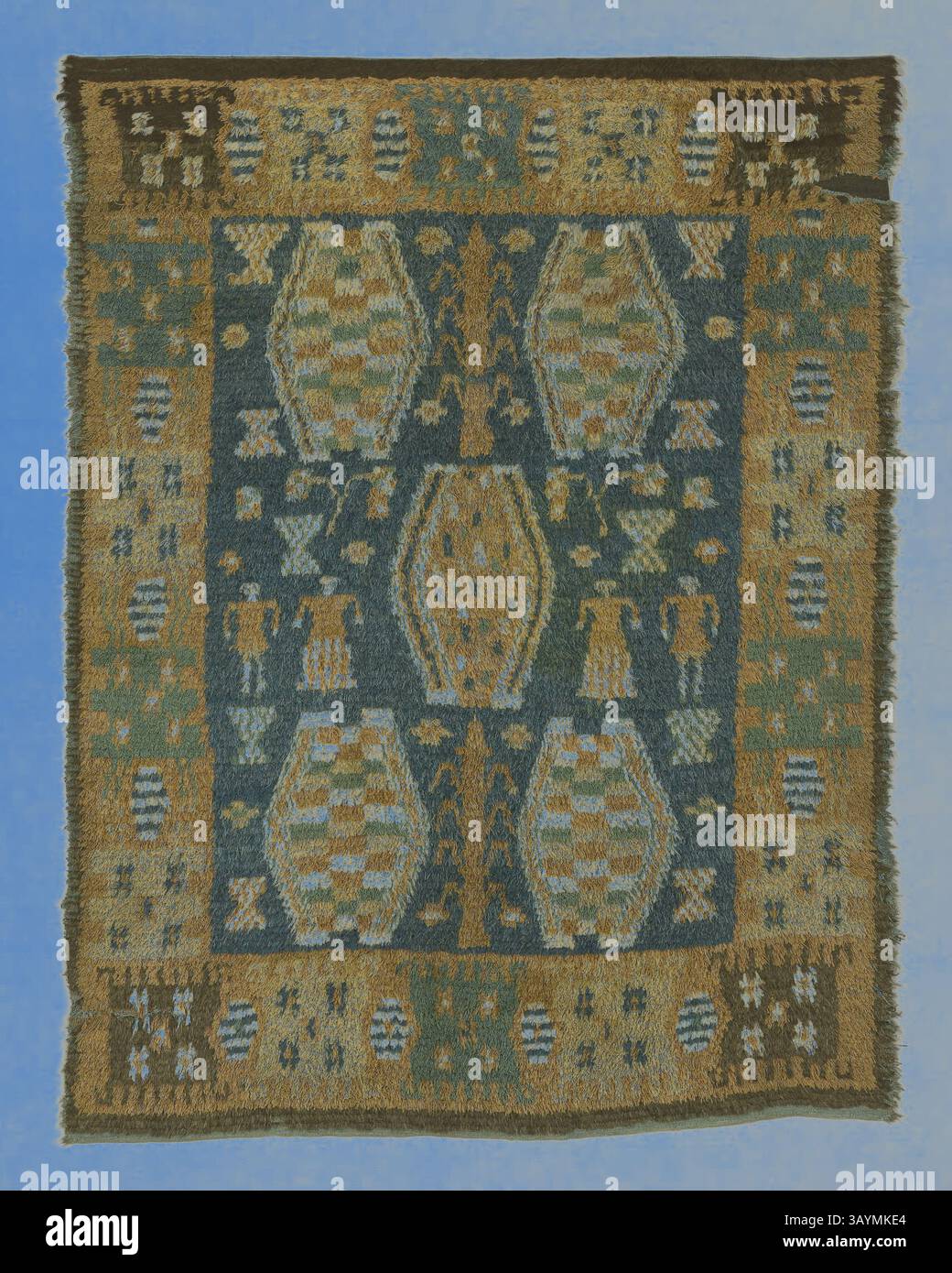Un textile finement tissé présente un motif central de grands motifs stylisés entourés de motifs géométriques plus petits, mettant en valeur une palette de tons terreux et de détails complexes. Tapis (connu sous le nom de Ryijy ou Rya), 1701/25, Finlande centrale, Finlande, laine, tissage Uni à côtes chaîne face à trame avec trames enveloppantes supplémentaires formant un poil coupé grâce à une technique connue sous le nom de 'Ghiordes noeuds Classic art avec une touche moderne réinventée par Artotop Banque D'Images