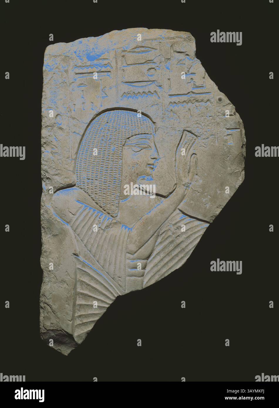 Un ancien bas-relief avec une figure avec une coiffe complexe et des vêtements détaillés, représenté avec la main levée et des hiéroglyphes entourant la scène, mettant en valeur l'art et l'importance culturelle de l'époque. Fragment d'une stèle (Pierre commémorative) de Néferhotep, nouvel Empire, milieu de la dynastie 19, vers 1240/1195 av. J.-C., égyptien, Égypte, calcaire et pigment, 38,5 × 23,75 × 5,75 cm (15 × 9 3/8 × 2 3/8 po.) Art classique avec une touche moderne réinventé par Artotop Banque D'Images