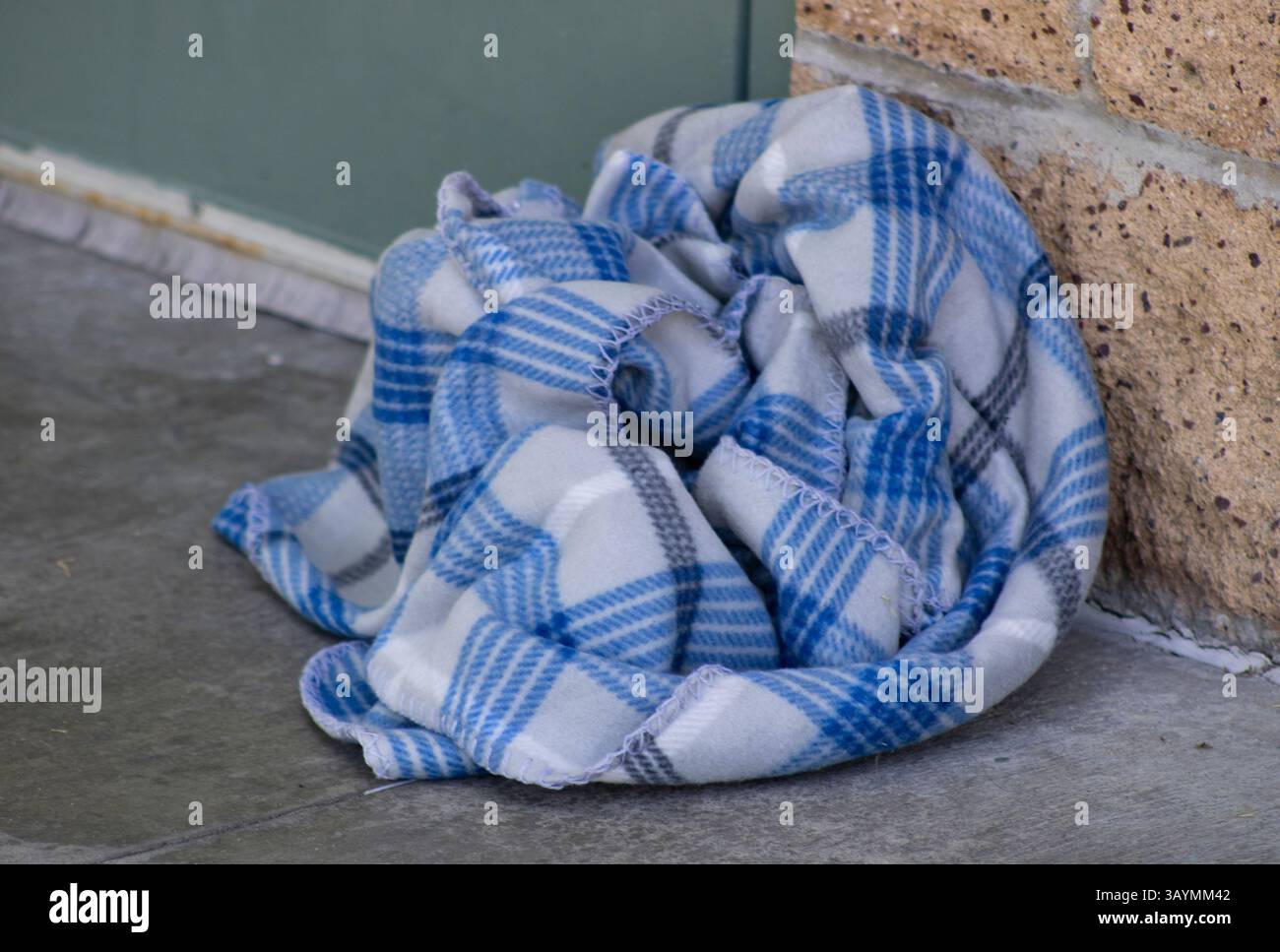 peluche vers le haut plaid bleu et blanc couverture à l'extérieur Banque D'Images