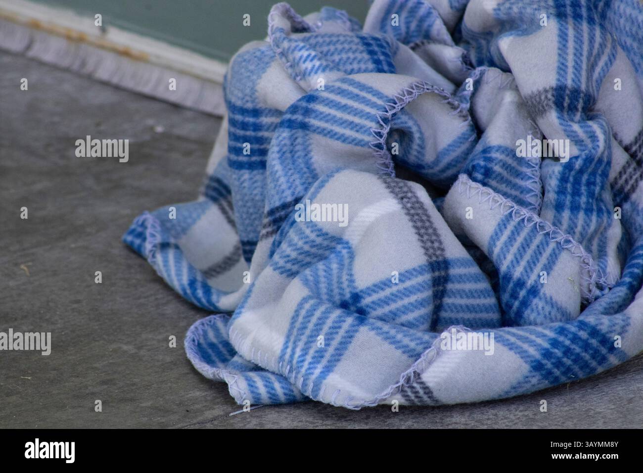 peluche vers le haut plaid bleu et blanc couverture à l'extérieur Banque D'Images