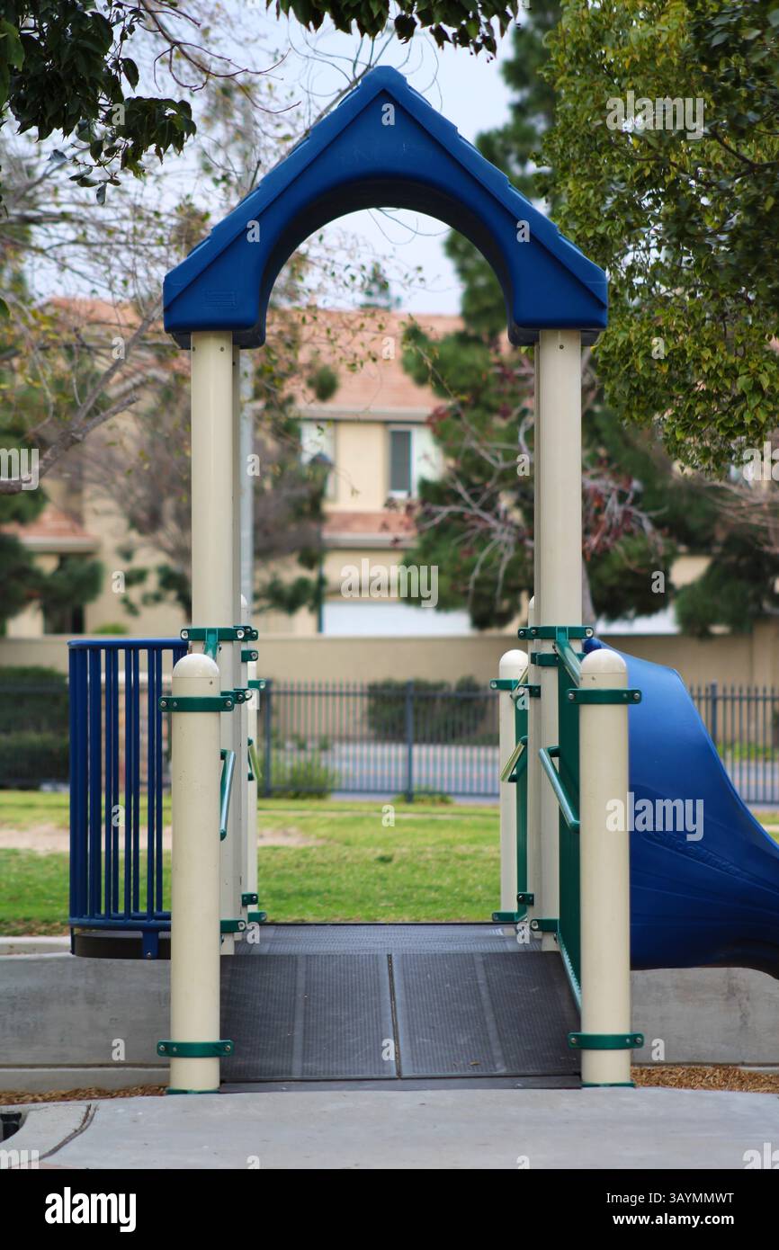 structure de terrain de jeu en forme de château pour enfants Banque D'Images