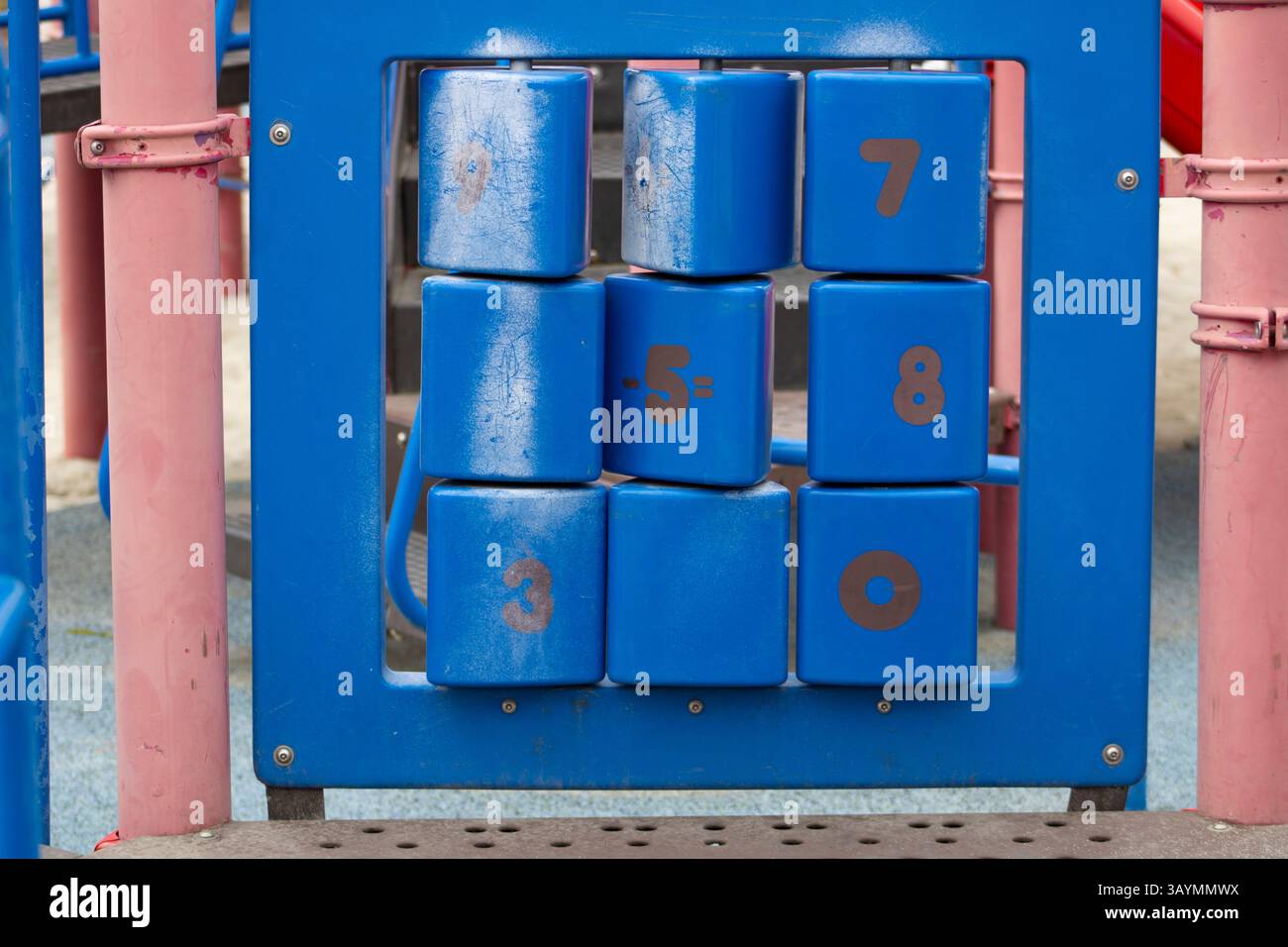 nombre de blocs d'apprentissage à l'aire de jeux du parc pour enfants Banque D'Images nombre de blocs d'apprentissage à l'aire de jeux du parc pour enfants Banque D'Images