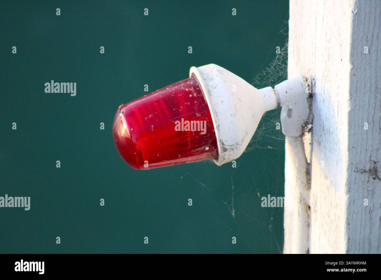 lumière rouge accrochée au mur Banque D'Images