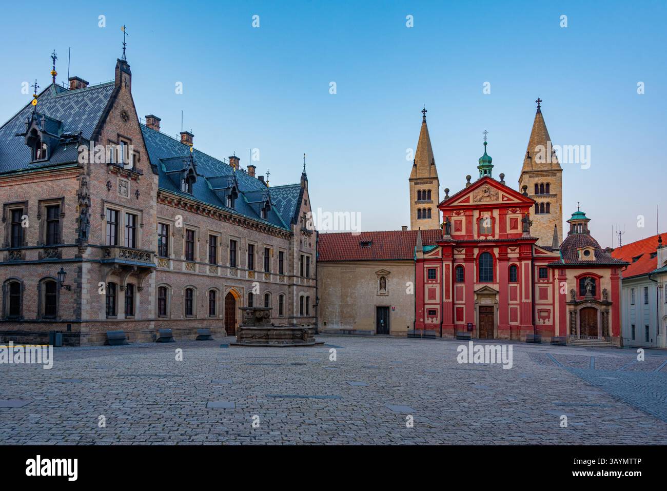 Vue sur le coucher du soleil du couvent George au château de Prague, république tchèque. IMAGE Banque D'Images