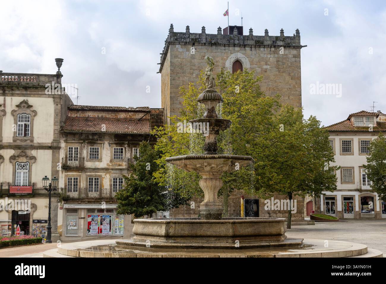 Vue sur la Fontaine d'eau et la Tour médiévale dans le centre historique de Barcelos, Portugal Banque D'Images
