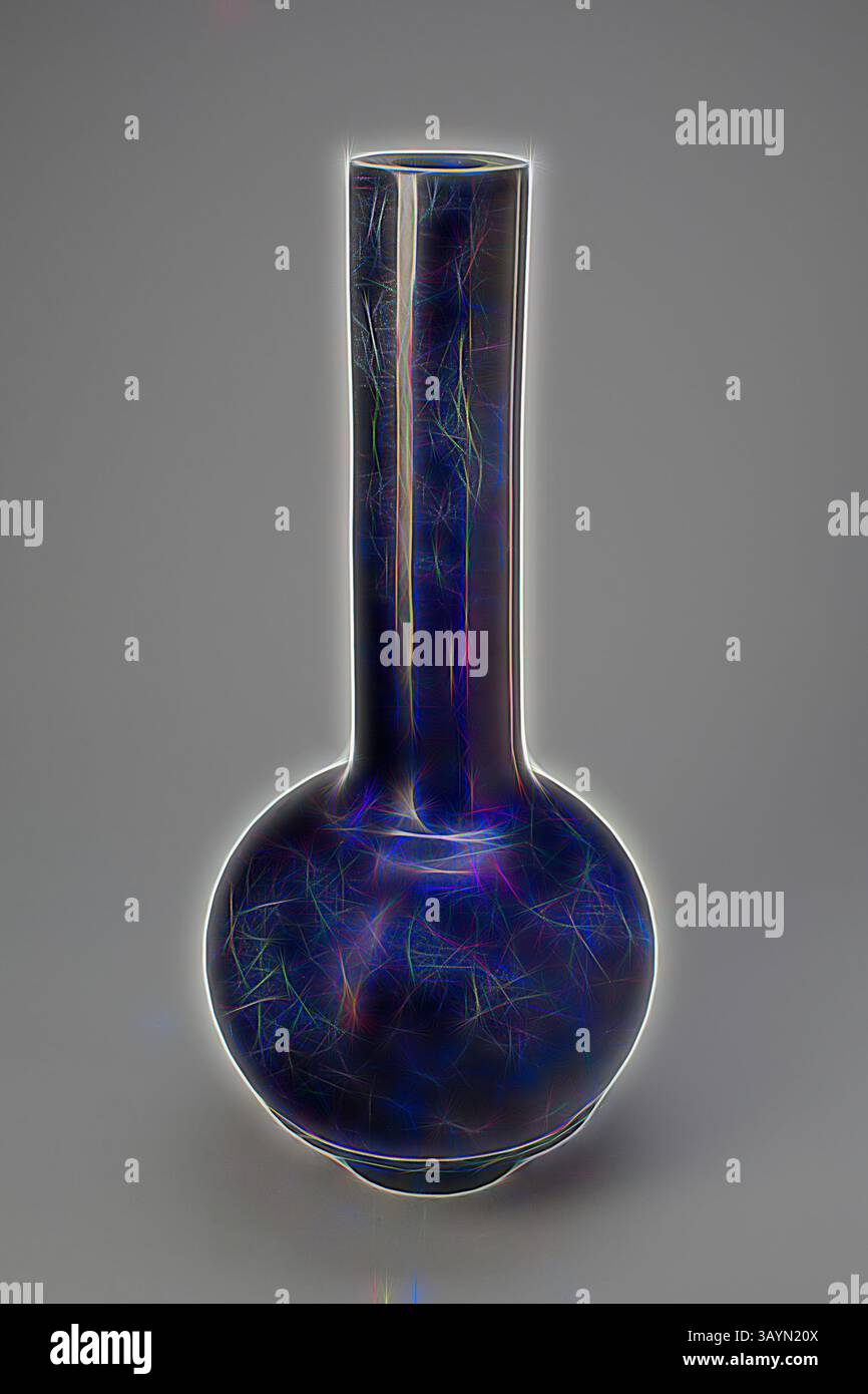 Un vase élancé et élégant avec une base sphérique et un col élancé, avec une texture de surface captivante qui scintille avec un mélange de couleurs et de motifs complexes. Grand vase bouteille en verre bleu, dynastie Qing (1644-1911), XIXe siècle, Chine, Japon, verre, H. 44,9 cm (17 11/16 po), diam. 20,3 cm (8 po) Art classique avec une touche moderne réinventé par Artotop Banque D'Images