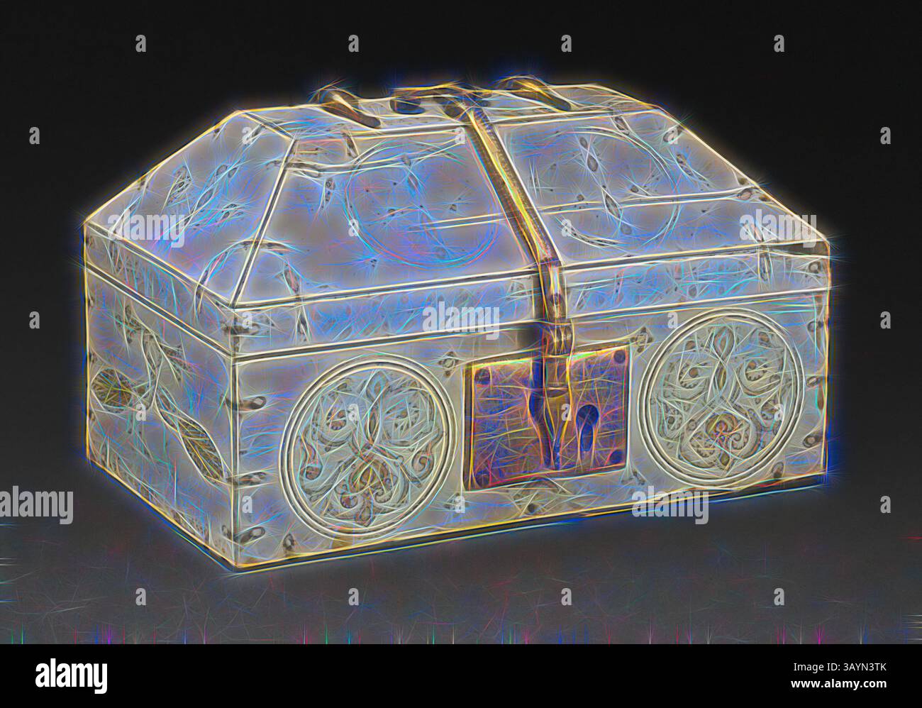 Un coffre au trésor au design complexe avec des détails ornés et une lueur éthérée chatoyante, mettant en valeur des motifs délicats et une fermeture à serrure proéminente. Cercueil, XIIe siècle, italien, Sicile, Sicile, ivoire, laiton, tempera et feuille d'or, 9,5 × 15,9 × 9,7 cm (3 3/4 × 6 1/4 × 3 13/16 po.) Art classique avec une touche moderne réinventé par Artotop Banque D'Images