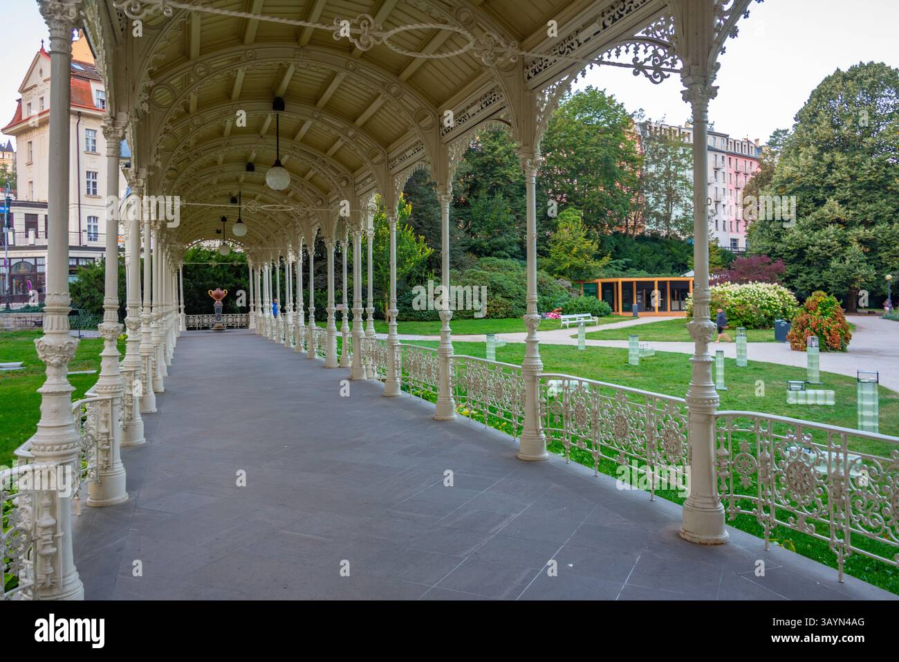 Vue au lever du soleil du parc Colonnade à Karlovy Vary, république tchèque. IMAGE Banque D'Images