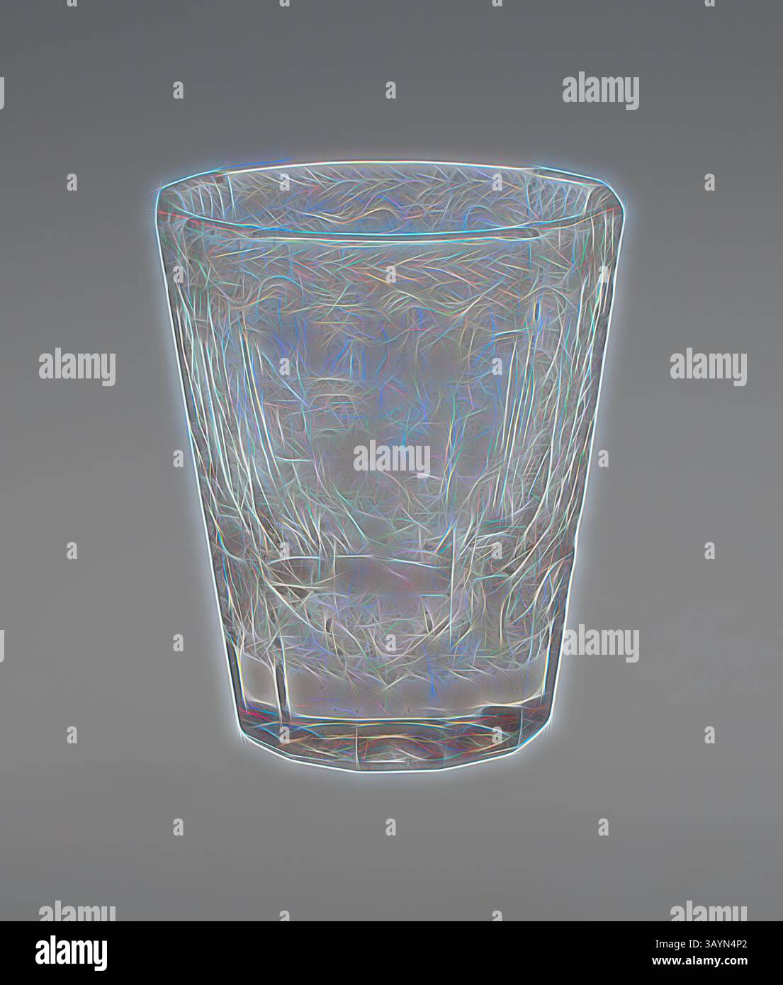 Un gobelet en verre translucide aux motifs complexes, reflétant un spectre de couleurs chatoyantes et de lumière, se dresse sur un fond lisse et neutre. Bécher, début du XVIIIe siècle, Bohême, République tchèque, Bohême, verre, H. 8,9 cm (3 1/2 po) Art classique avec une touche moderne réinventé par Artotop Banque D'Images