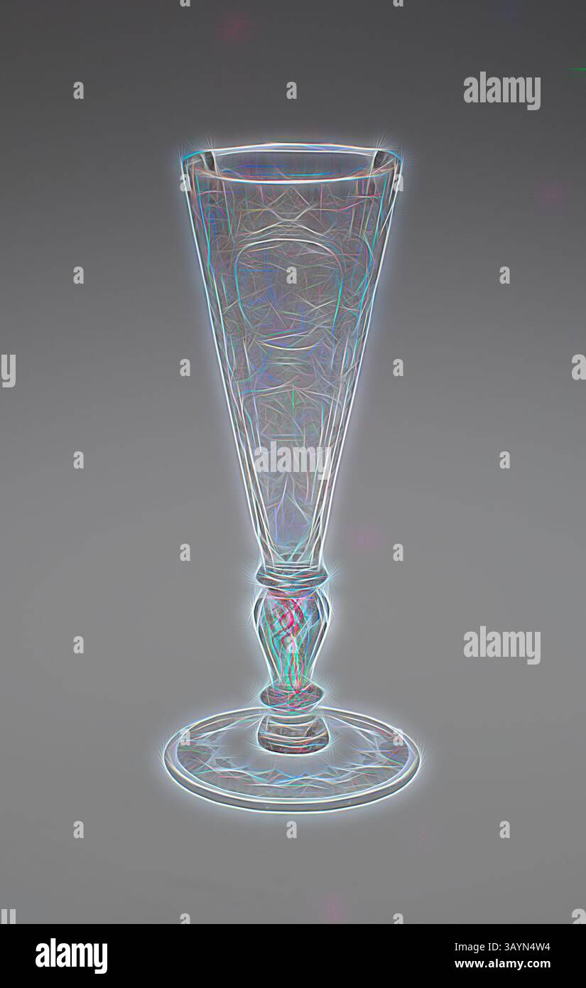 Un verre translucide avec une base délicate et ornée capture la lumière, mettant en valeur des motifs complexes et une qualité éthérée chatoyante qui rehausse sa forme élégante. Gobelet, début du XVIIIe siècle, Allemagne, verre, H. 21,1 cm (8 5/6 in.) Art classique avec une touche moderne réinventé par Artotop Banque D'Images