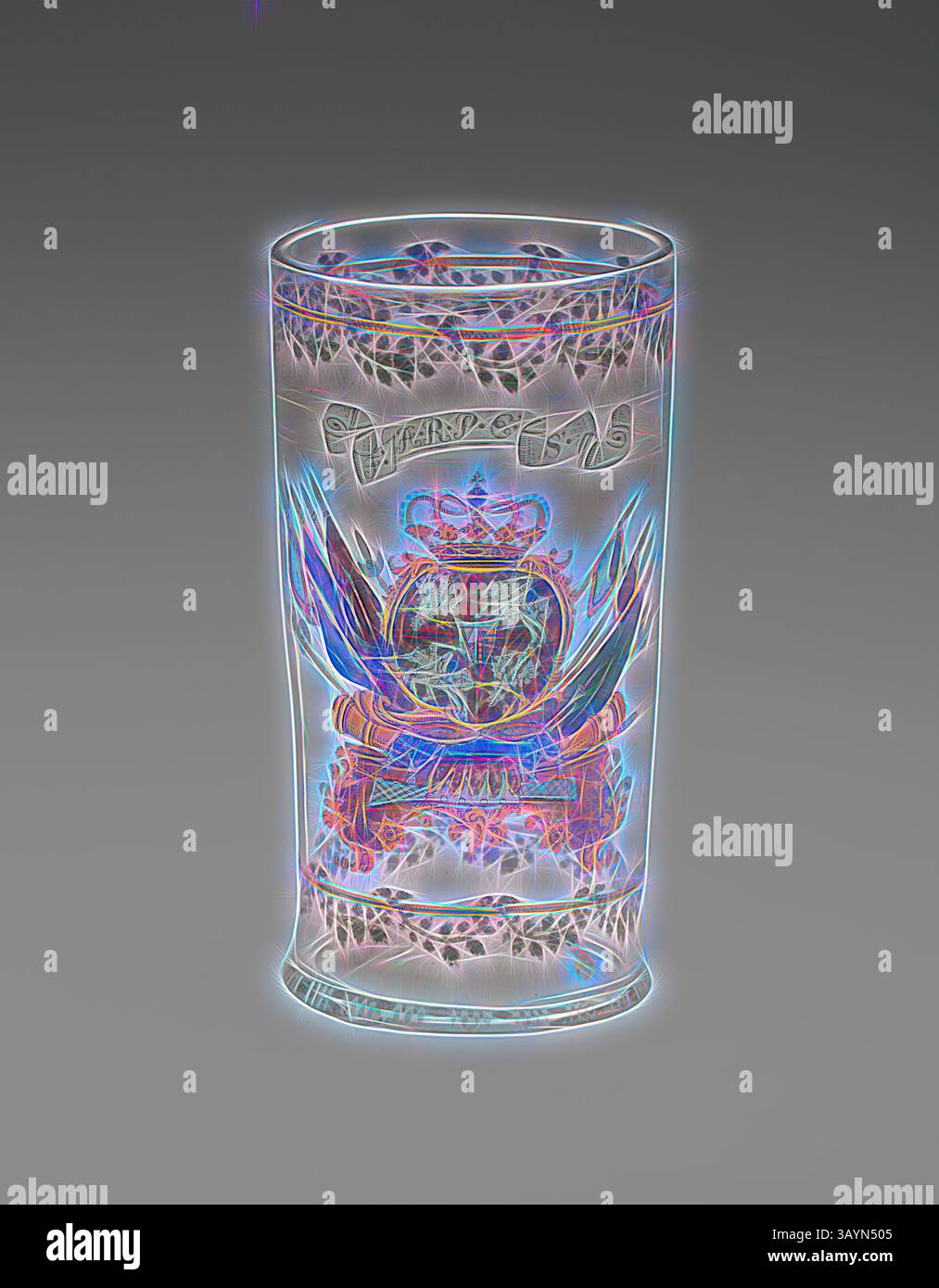 Un verre translucide arborant des motifs complexes d'un lion orné d'une couronne, entouré d'éléments décoratifs qui rehaussent son apparence royale. Bécher, XIXe siècle, Saxe, Allemagne, Saxe, verre, H. 14 cm (5 1/2 po) Art classique avec une touche moderne réinventé par Artotop Banque D'Images