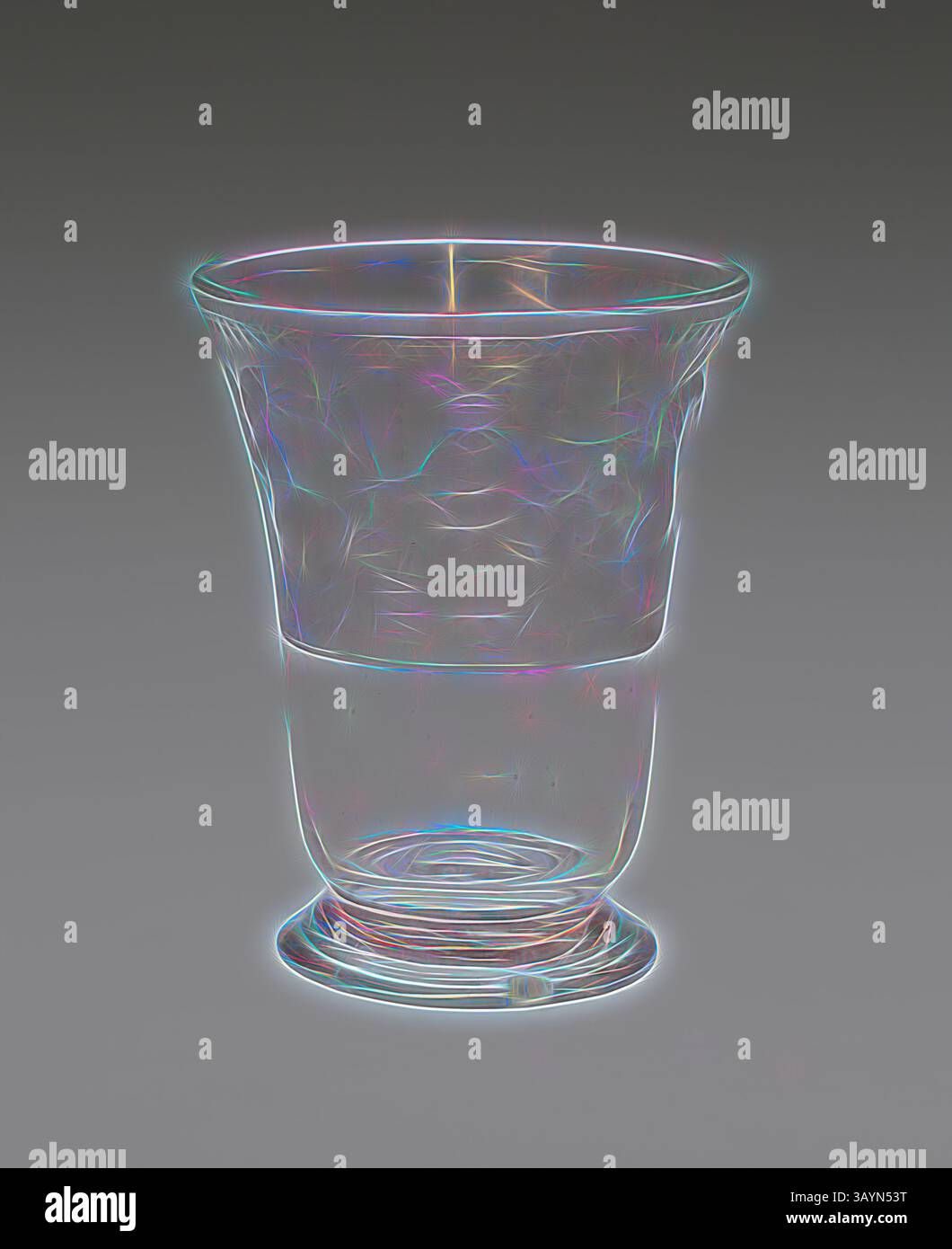 Une tasse en verre translucide présente des motifs complexes et un bord légèrement évasé, reflétant un spectre de couleurs le long de sa surface, améliorant son aspect délicat. Bécher, v. 1720, Allemagne, verre, H. 9,8 cm (3 7/8 po.) Art classique avec une touche moderne réinventé par Artotop Banque D'Images