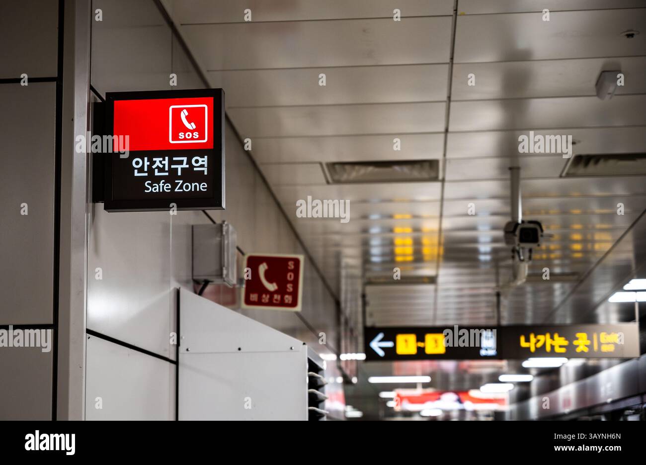 Un panneau de zone de sécurité avec une icône de téléphone blanche et les lettres « SOS » sur fond rouge Banque D'Images