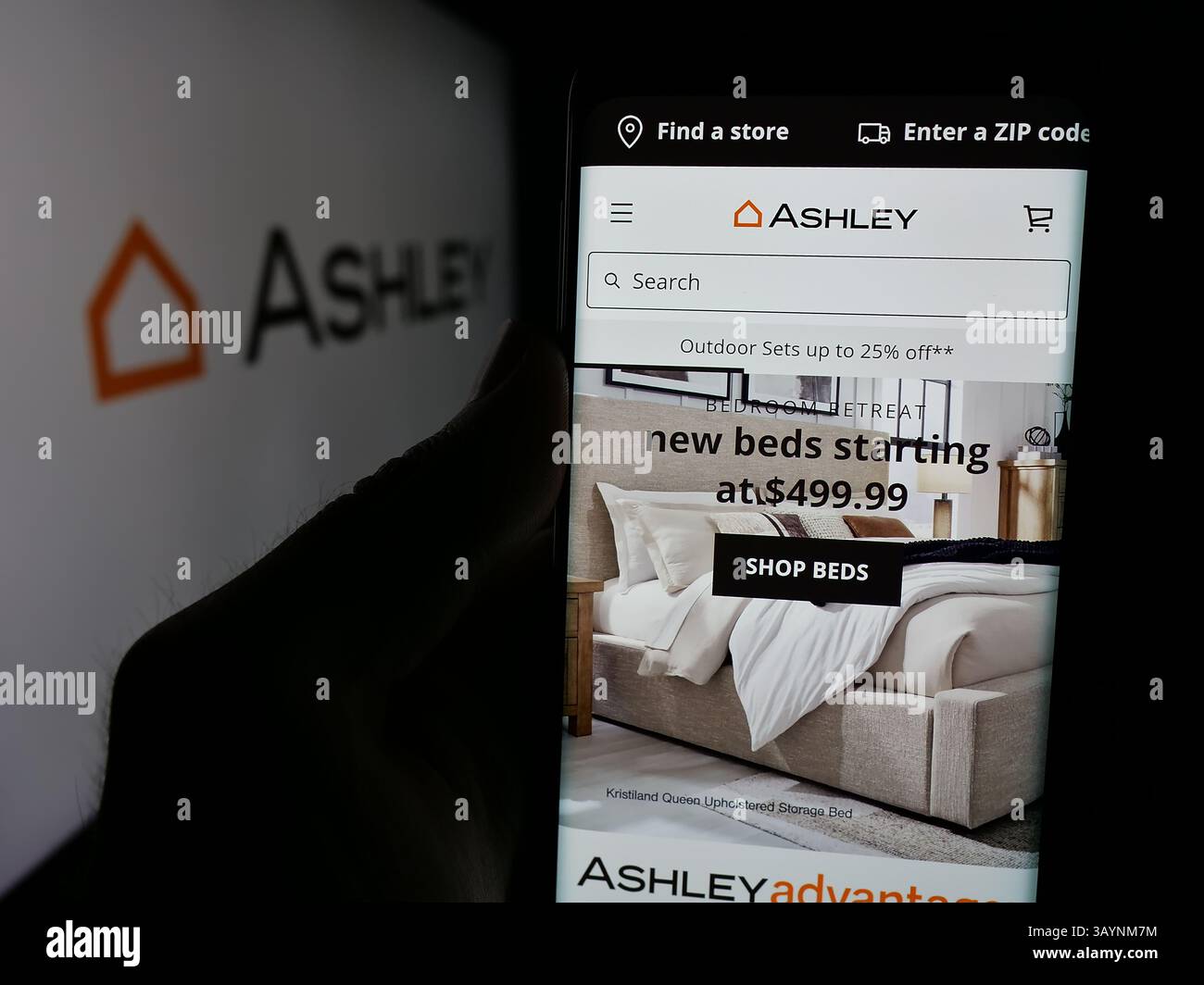 Allemagne. 17 avril 2025. Dans cette illustration photo, une personne tient un smartphone avec le site Web de la société américaine Ashley Furniture Industries Inc sur l'écran devant le logo. (Photo timon Schneider/SOPA images/SIPA USA) *** strictement à des fins éditoriales *** crédit : SIPA USA/Alamy Live News Banque D'Images