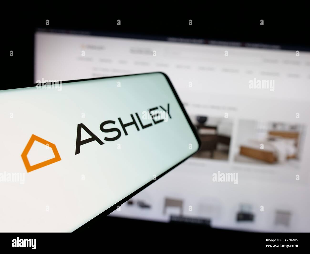 Allemagne. 17 avril 2025. Dans cette illustration photo, un smartphone avec le logo de la société américaine Ashley Furniture Industries Inc est vu sur l'écran devant le site Web. (Photo timon Schneider/SOPA images/SIPA USA) *** strictement à des fins éditoriales *** crédit : SIPA USA/Alamy Live News Banque D'Images