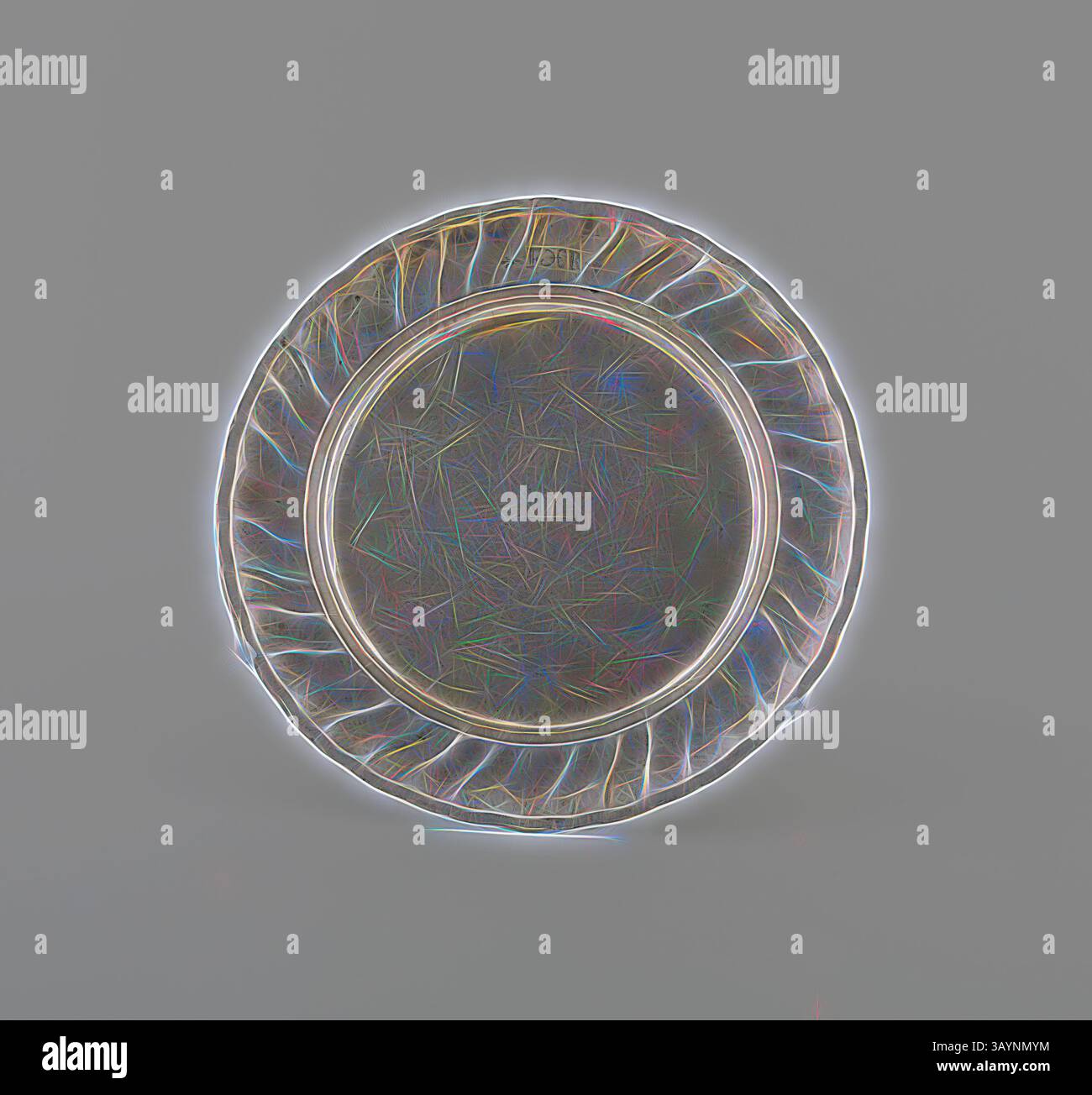 Une plaque circulaire avec un bord texturé détaillé, illuminé par un effet halo subtil qui améliore ses qualités réfléchissantes. La surface affiche de faibles lignes et motifs, ce qui lui donne une intrigue visuelle unique. Plaque, c. 1777, Joseph Heilingotter IV, tchèque, c. 1777, Tchécoslovaquie, République tchèque, étain, 4,5 × 21,7 cm (1 3/4 × 8 1/2 po.) Art classique avec une touche moderne réinventé par Artotop Banque D'Images