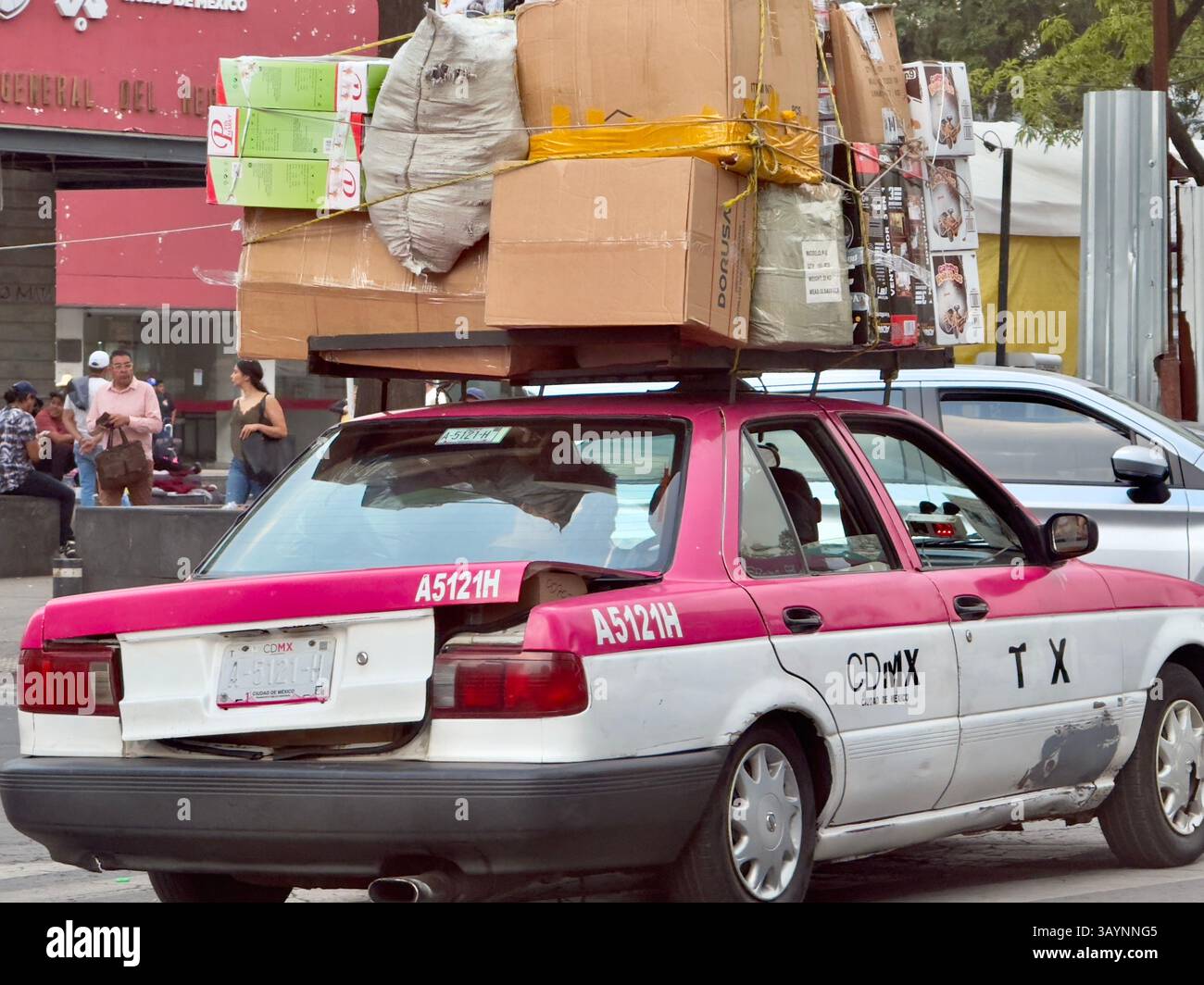 Taxi surchargé de marchandises, Mexico Banque D'Images