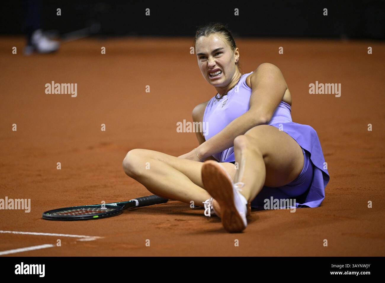 Aryna Sabalenka BLR, chute, trébuche, sur le sol, geste, geste déçu, Tennis Ladies Porsche Cup, Grand Prix, GP, Stuttgart 2025, Porsche Banque D'Images