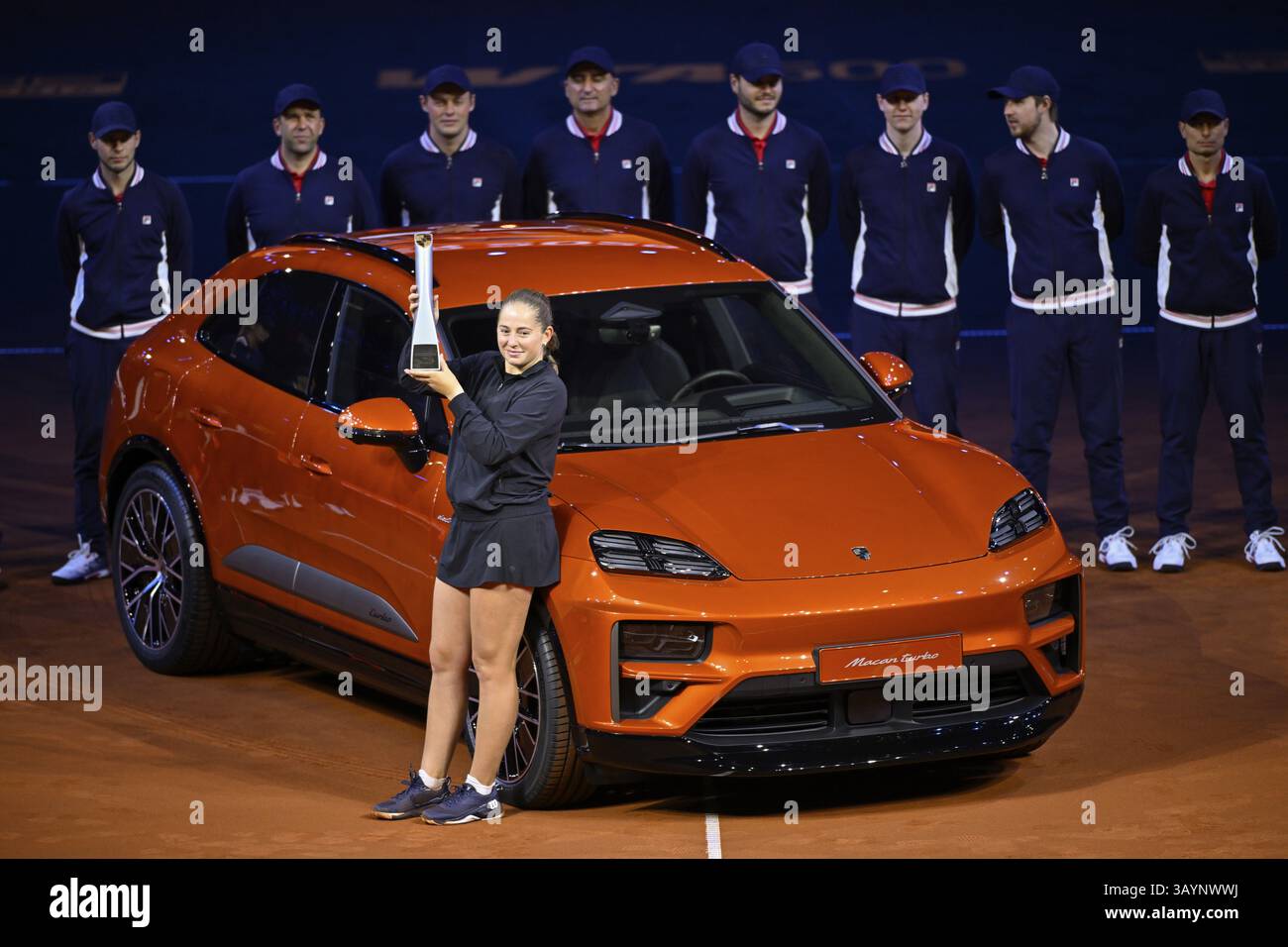 Cérémonie de remise des prix, honneur, Jelena Ostapenko LAT avec trophée devant la voiture gagnante Porsche Macan Turbo Tennis Ladies Porsche Cup, Grand Prix, GP, Stuttg Banque D'Images