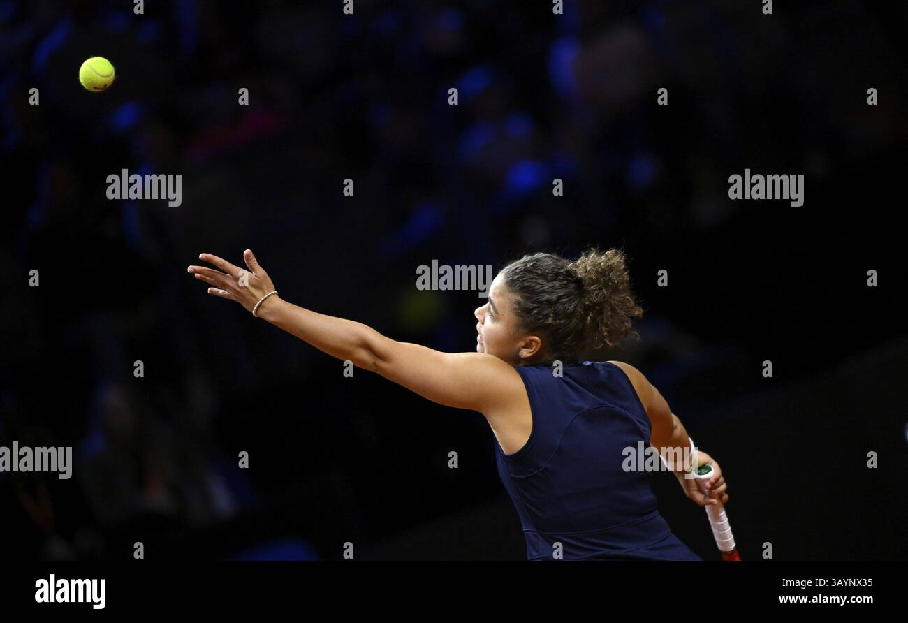 Jasmine Paolini ITA action serve Tennis Ladies Porsche Cup, Grand Prix, GP, Stuttgart 2025, Porsche-Arena, Stuttgart, Bade-Wuerttemberg, Allemagne, EUR Banque D'Images