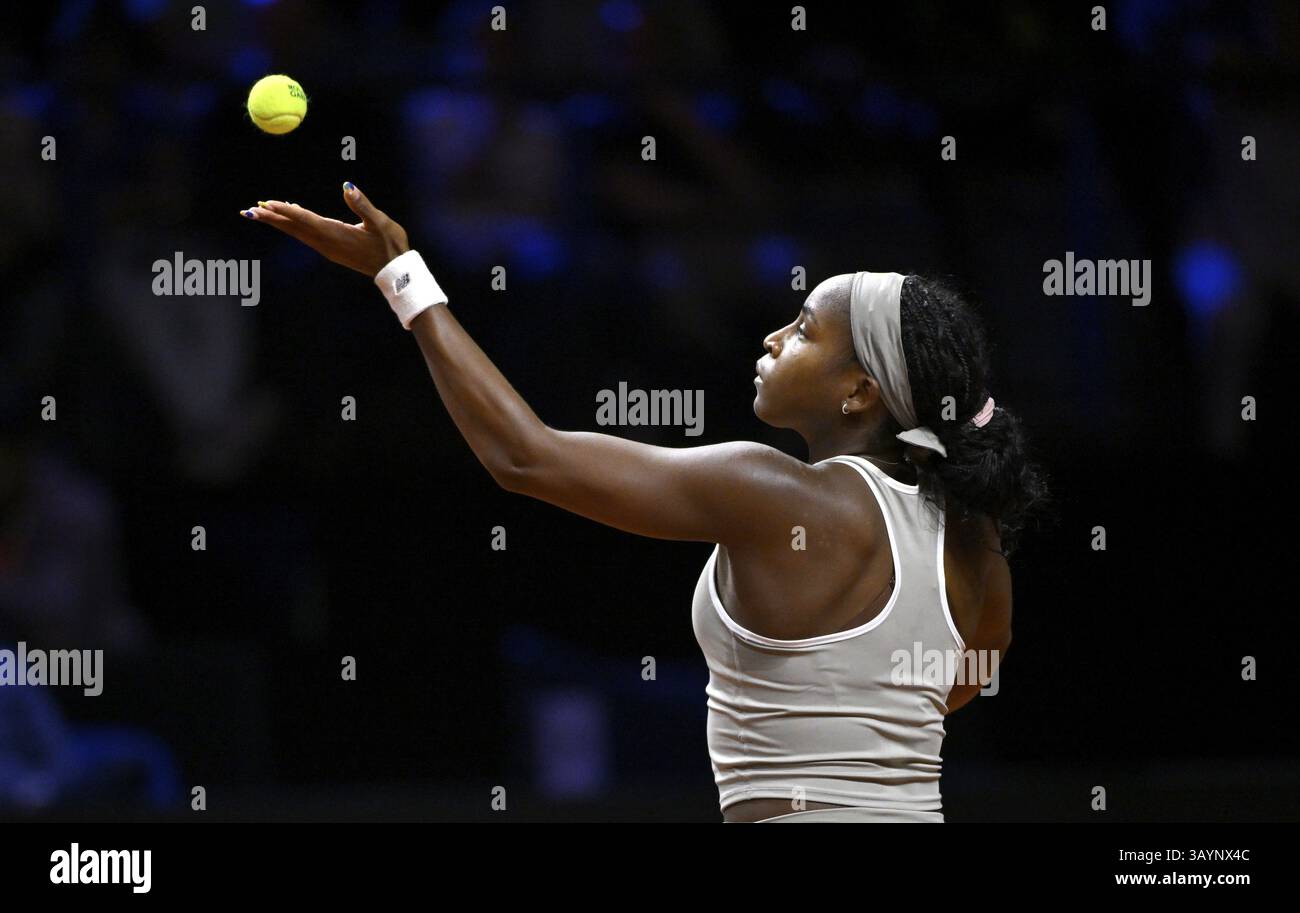Coco Gauff USA action serve Tennis Women's Porsche Cup, Grand Prix, GP, Stuttgart 2025, Porsche Arena, Stuttgart, Bade-Wuerttemberg, Allemagne, Europe Banque D'Images