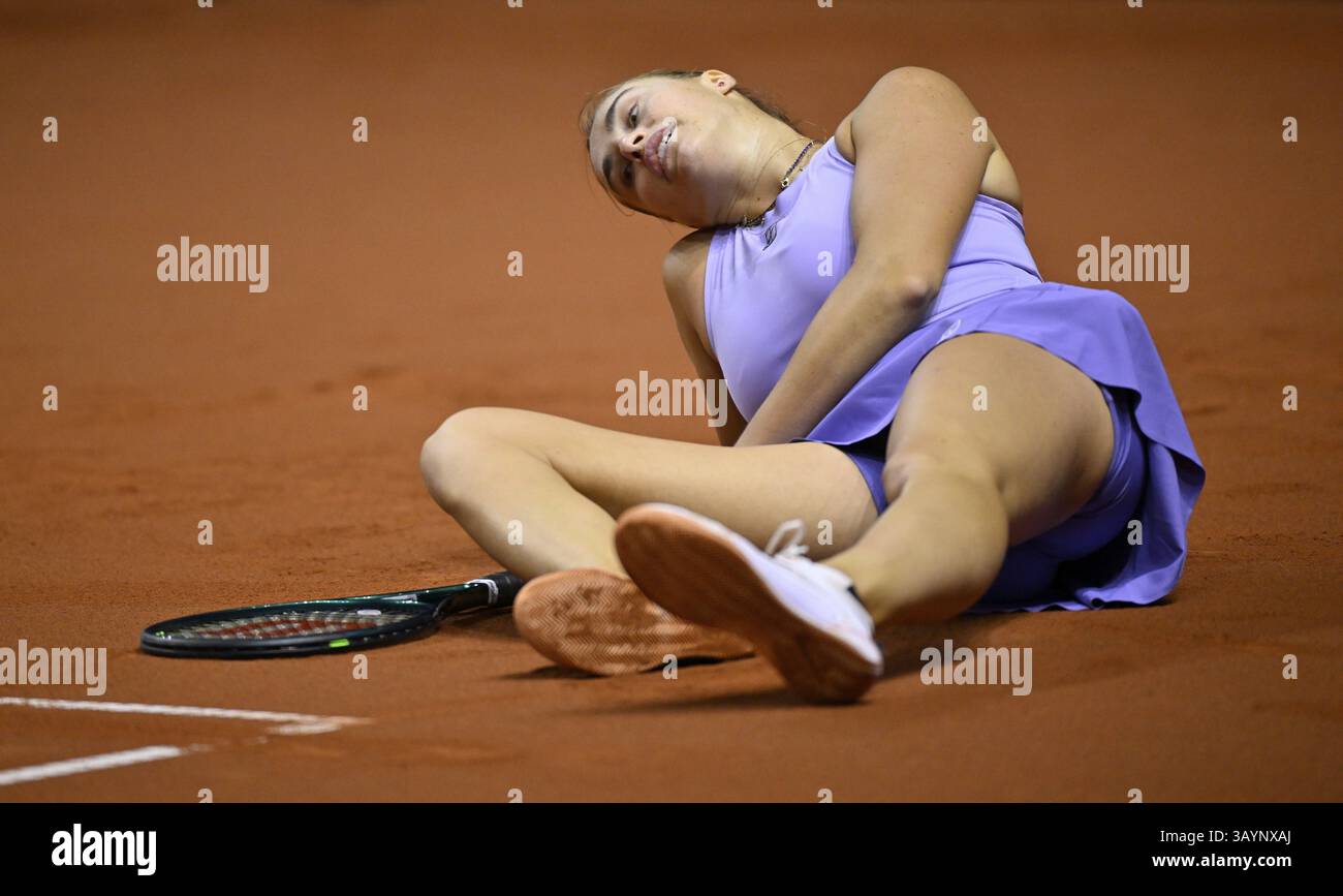 Aryna Sabalenka BLR, chute, trébuche, sur le sol, geste, geste déçu, Tennis Ladies Porsche Cup, Grand Prix, GP, Stuttgart 2025, Porsche Banque D'Images
