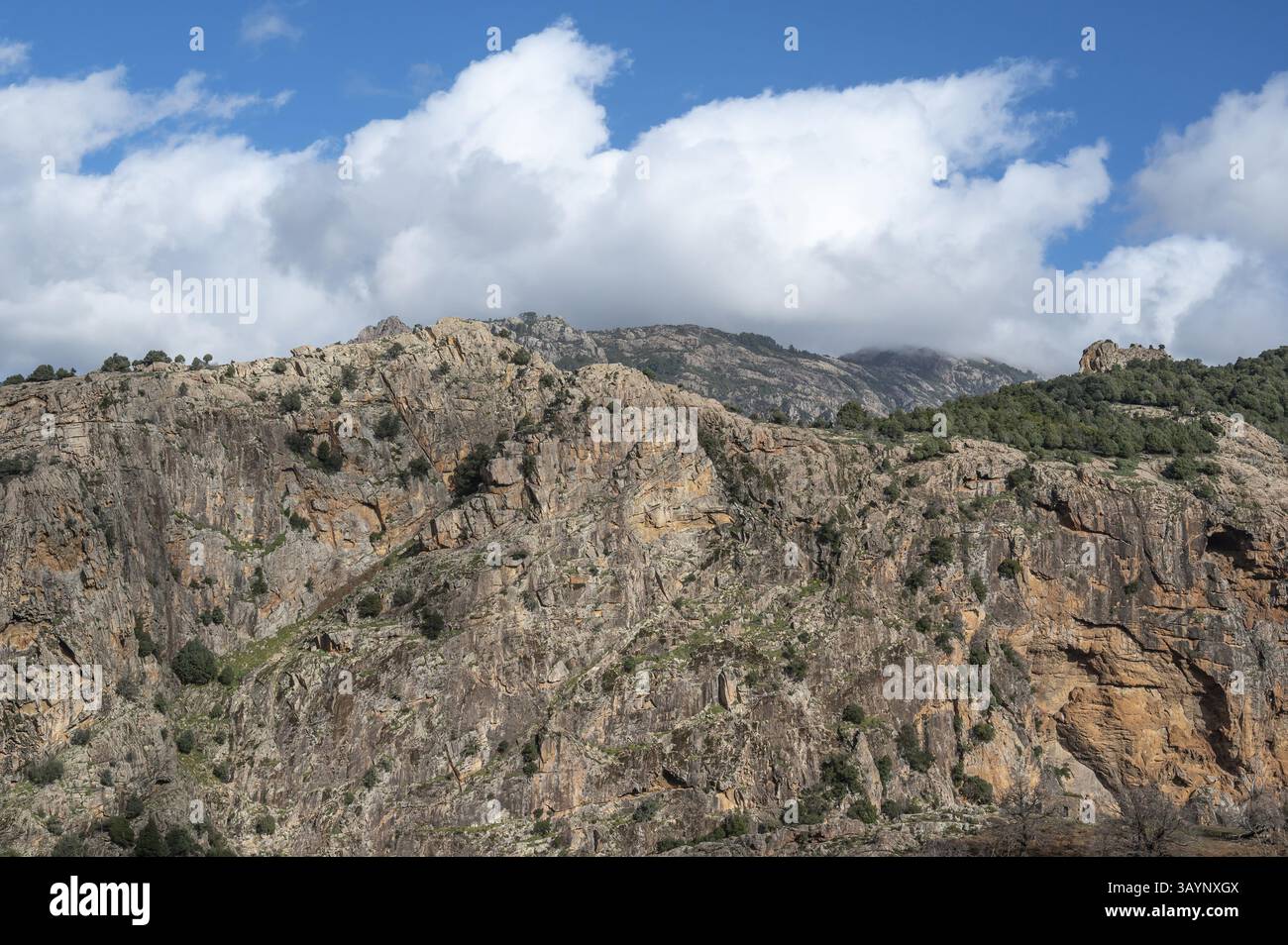 Sur la côte ouest, les fleuves Lonca, Tavulella et Aitone ont creusé une vallée de plus de 300 mètres de profondeur avec une roche abrupte, souvent rougeâtre chatoyante fac Banque D'Images