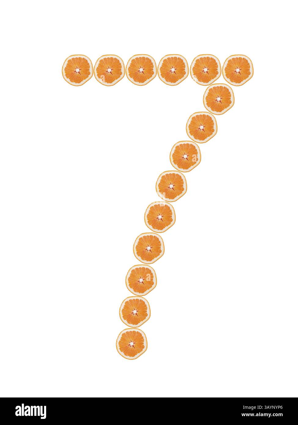 Numéro 7 de tranches orange isolées sur fond blanc Banque D'Images