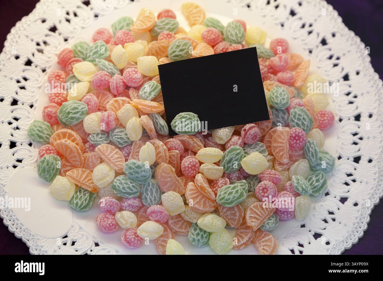 Fond de bonbons sur la plaque avec carte noire Banque D'Images