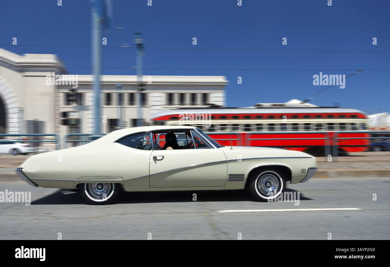 Voiture rétro vintage on city street with motion blur Banque D'Images