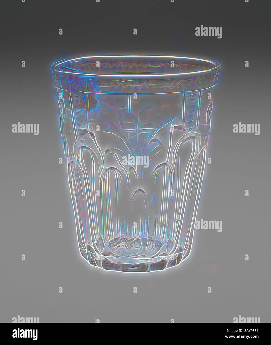 Un verre translucide aux motifs complexes et à la bordure lisse et incurvée, reflétant la lumière et les couleurs subtiles autour de sa surface. Bécher, milieu à fin du XVIIIe siècle, Espagne, verre, H. 11,4 cm (4 1/2 in.) Art classique avec une touche moderne réinventé par Artotop Banque D'Images