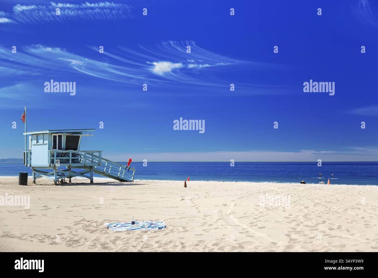 Station de sauveteur avec drapeau américain sur la plage de Hermosa, Californie, États-Unis, Amérique du Nord Banque D'Images