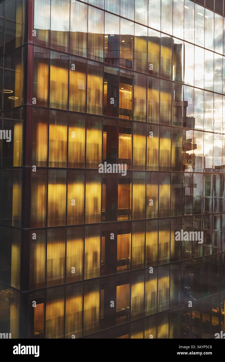 Bâtiment en verre avec fenêtres réfléchissantes et lumières chaudes de coucher de soleil, Paddington Londres W2 1HB, Angleterre, Royaume-Uni, Europe Banque D'Images