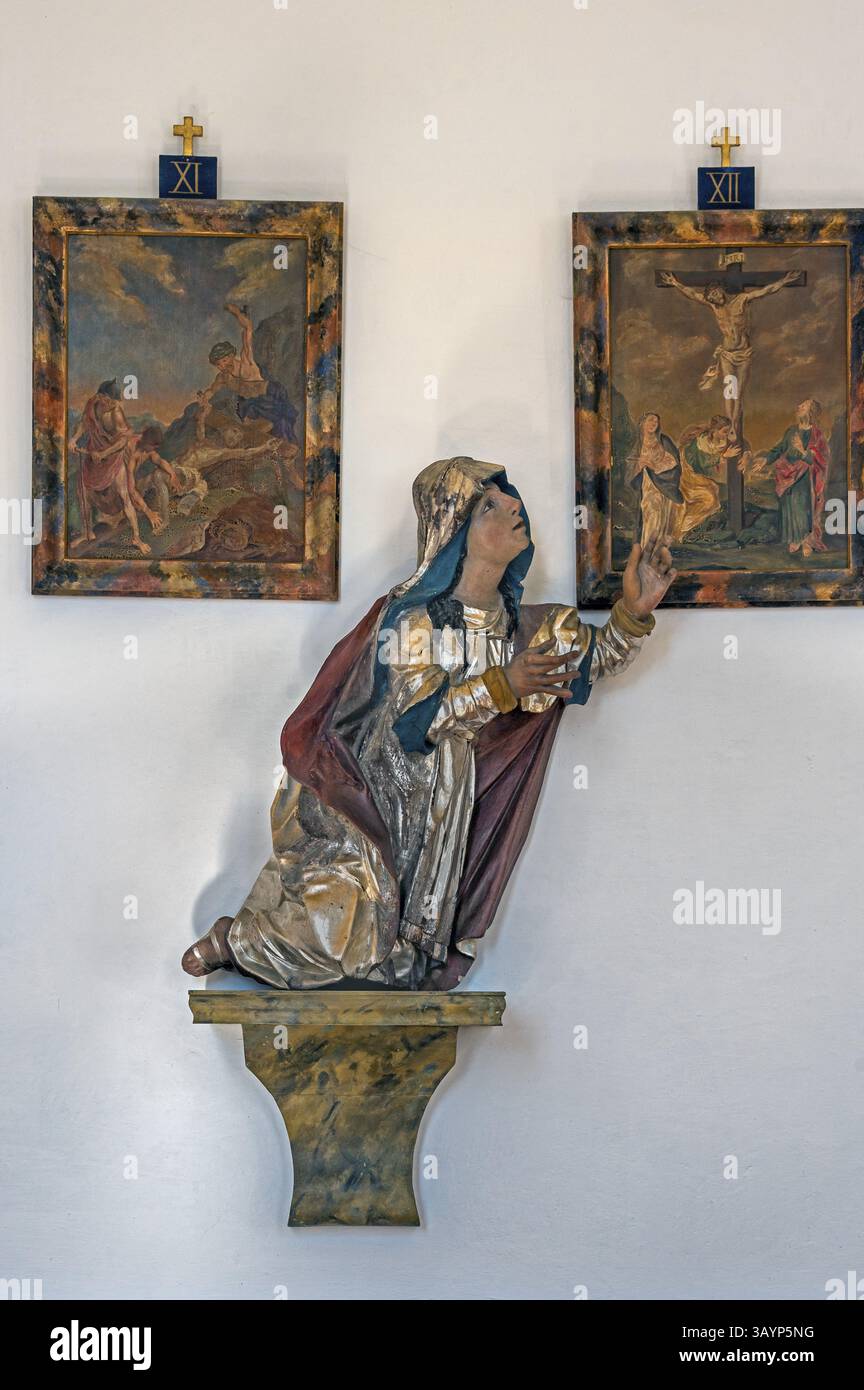 Figure d'un saint et stations de croix dans la chapelle de la Sainte Croix à Reckenberg près de Hindelang, Allgaeu, Souabe, Bavière, Allemagne, Europe Banque D'Images