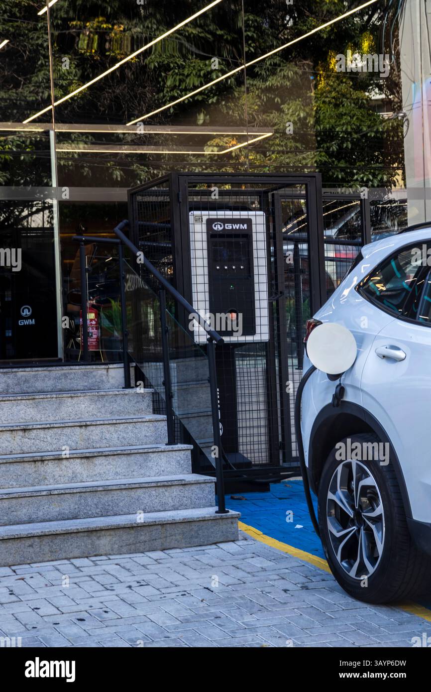 Sao Paulo, SP, 22 janvier 2025. Recharge de voiture électrique du système de gestion de la garantie mondiale chez un concessionnaire de Sao Paulo, au Brésil. Focus sur la mobilité durable et l'infrastructure des VE. Banque D'Images