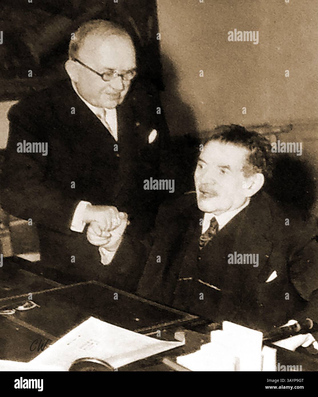 1953 - homme politique français Vincent Jules Auriol (1884 – 1966) homme politique français qui a servi comme président de la France de 1947 à 1954 serrant la main d'Édouard Marie Herriot (1872 – 1957) homme politique français radical de la IIIe République (droite) au moment de l'annonce de la retraite d'Herriot - 1953 - Vincent Jules Auriol (1884 - 1966), homme politique français qui fut président de la République française de 1947 1954, serrant la main d'Édouard Herriot (1872 - 1957), homme politique radical français de la troisième République (à droite) au moment de l'annonce de la retraite d'Herriot Banque D'Images