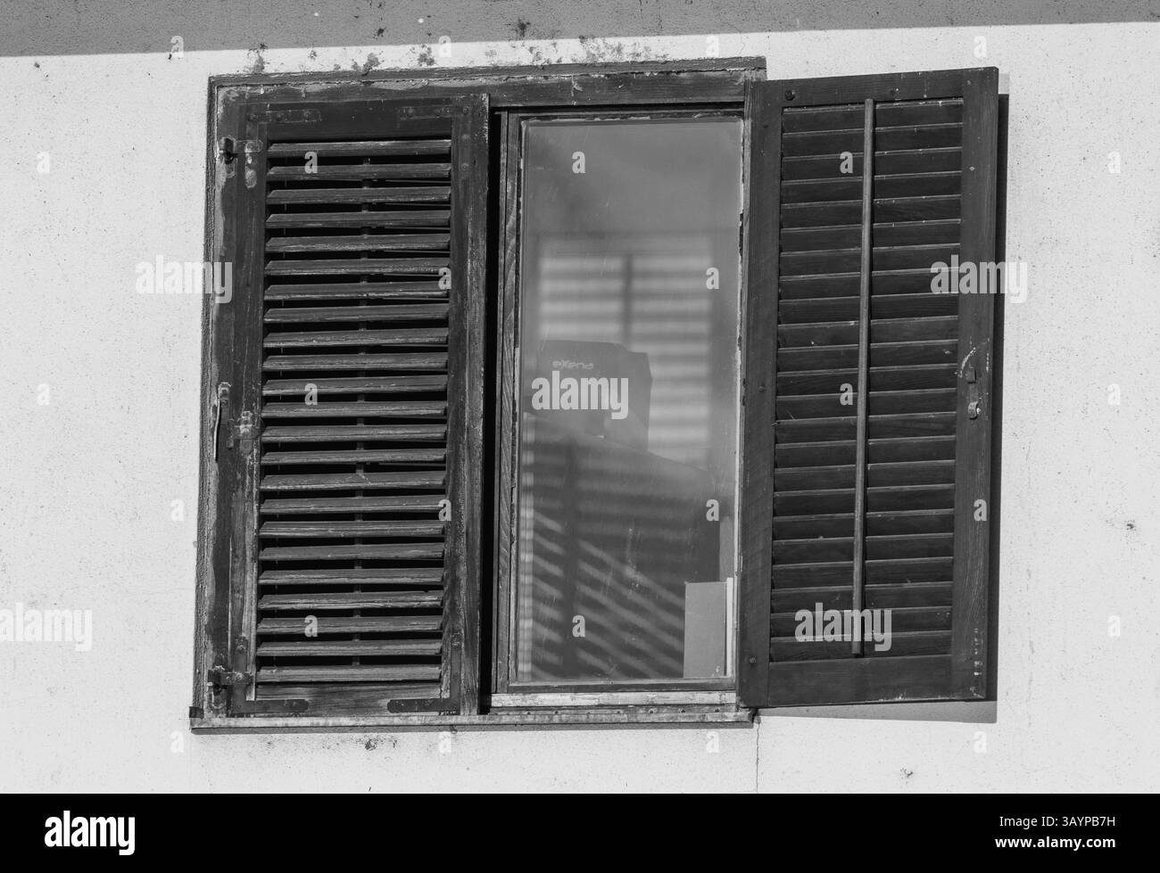 Matin à travers des stores en bois. Teintes monochromes. Banque D'Images