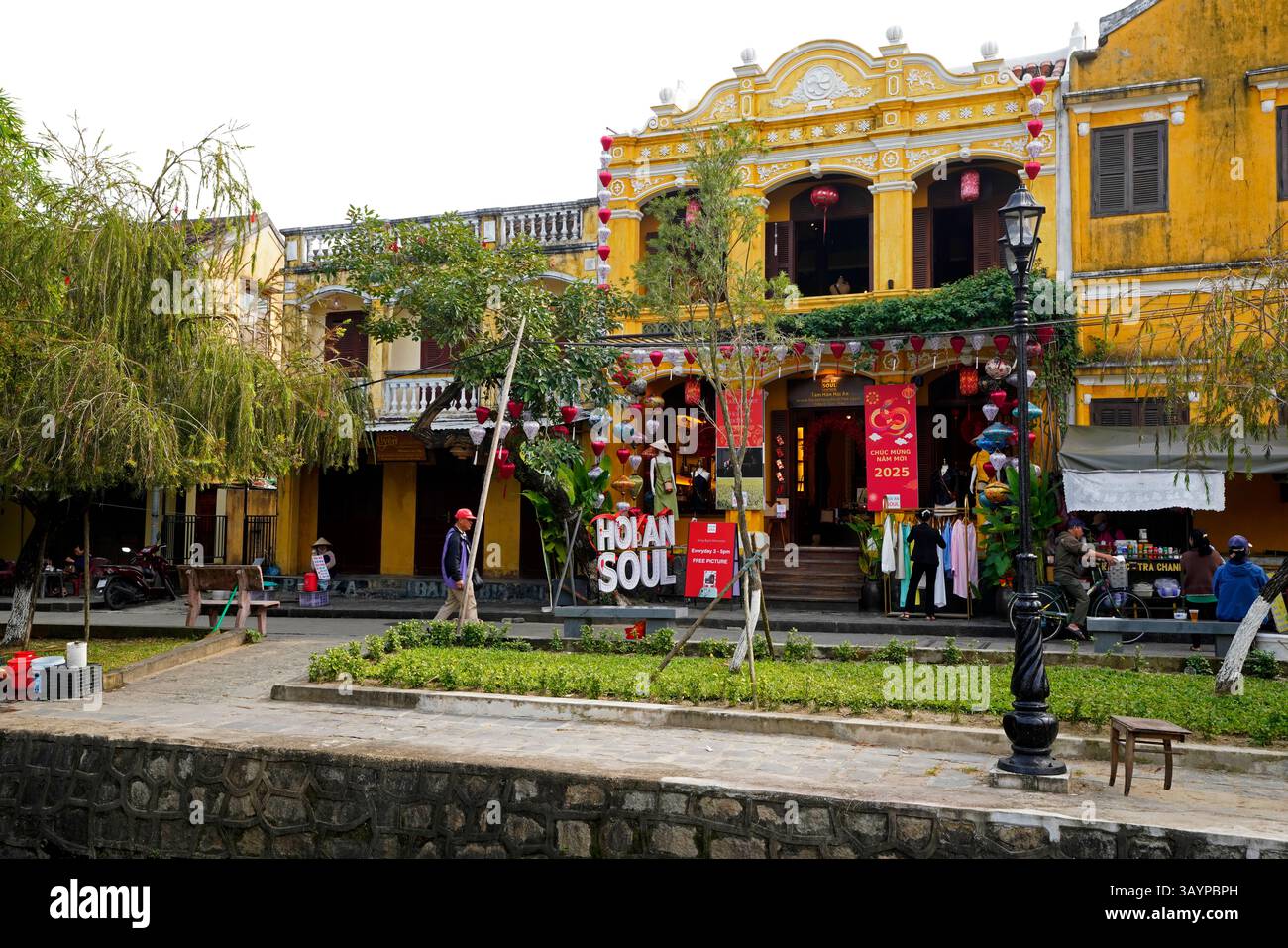 Beau bâtiment colonial jaune près du front de mer dans le Hoi an historique, Vietnam. Banque D'Images