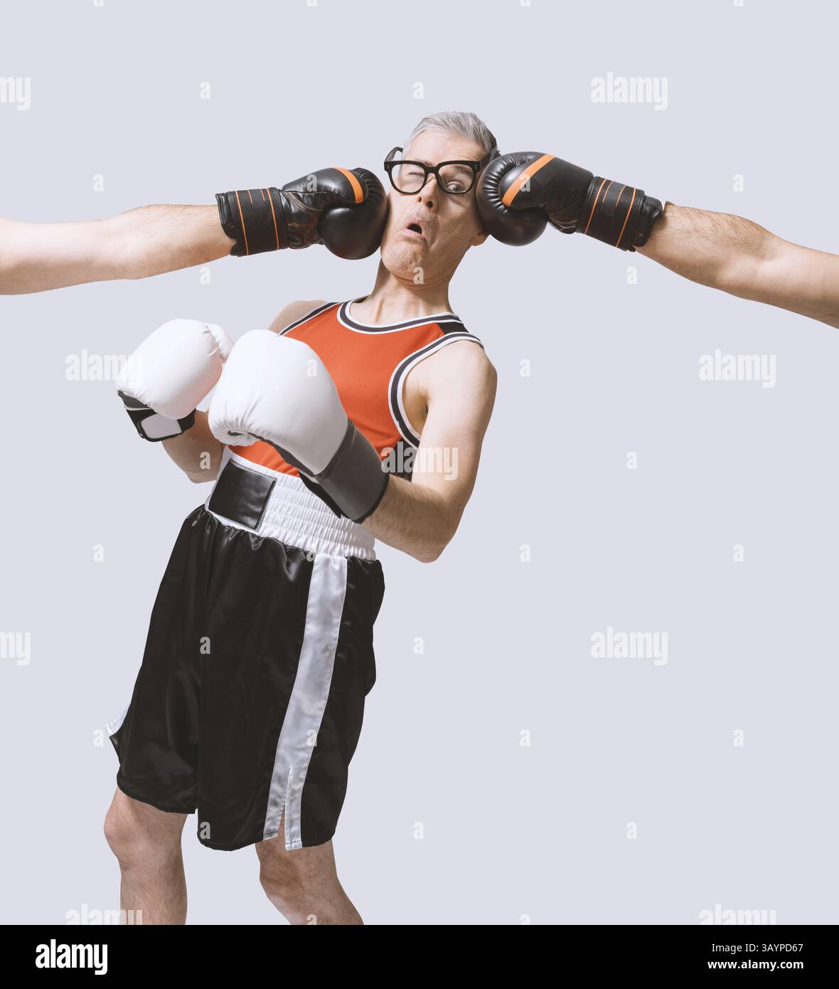 Boxer se faisant frapper par deux adversaires lors d'un match de boxe, copiez l'espace Banque D'Images