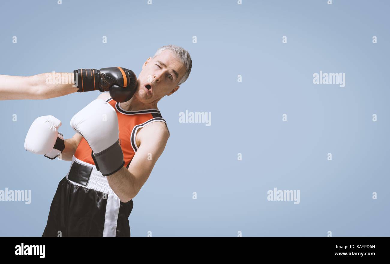 Boxer se faisant frapper sur son visage lors d'un match de boxe, copier l'espace Banque D'Images