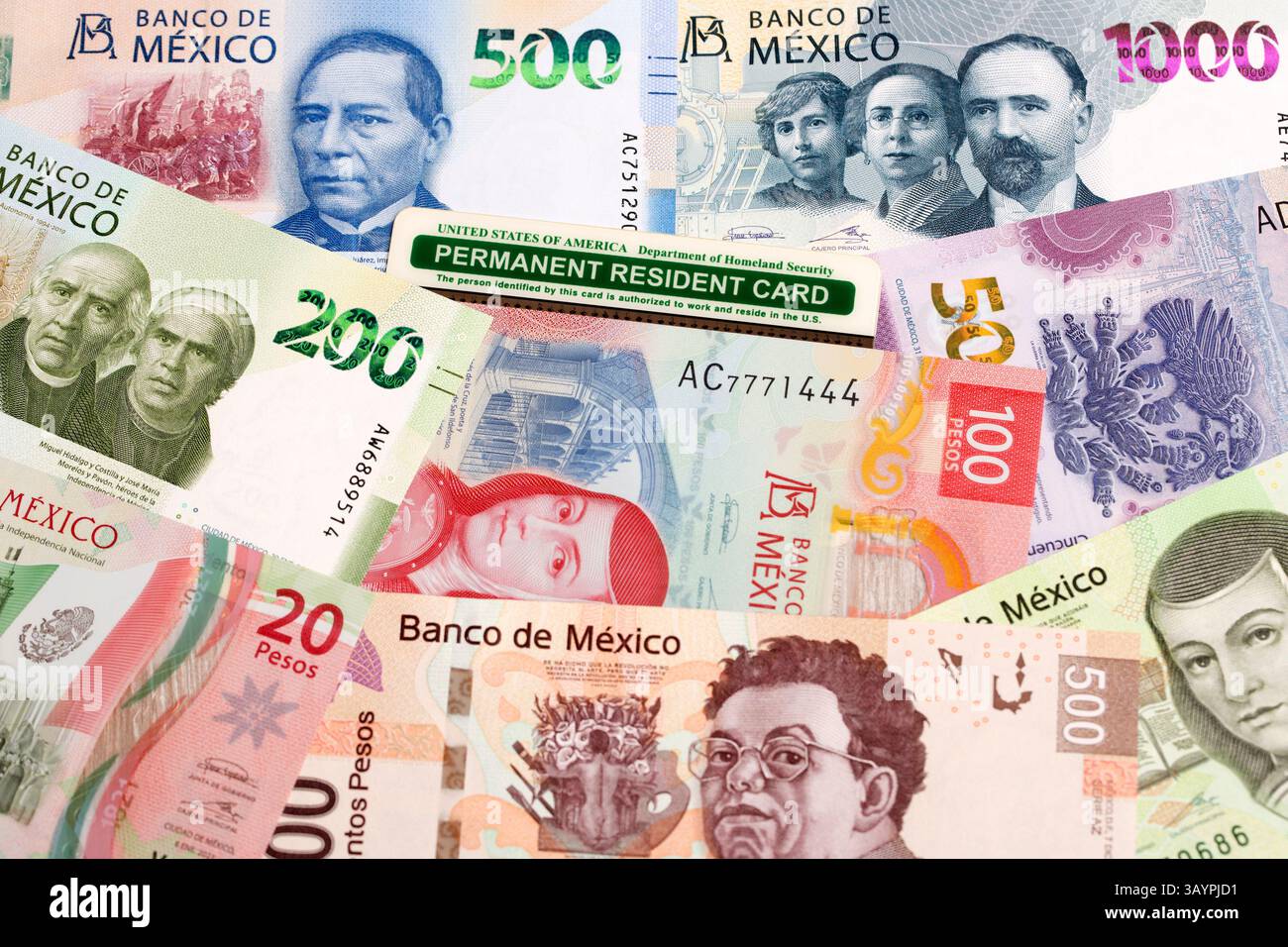 Carte de résident permanent américain sur un argent mexicain - peso Banque D'Images