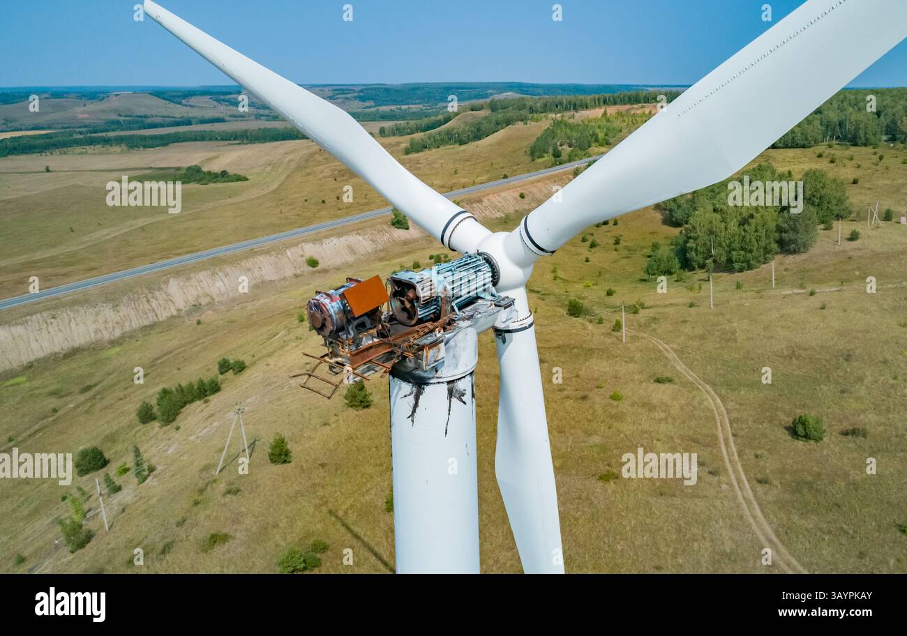 Prise de vue aérienne d'une éolienne endommagée par le feu dans un paysage rural pendant la journée Banque D'Images