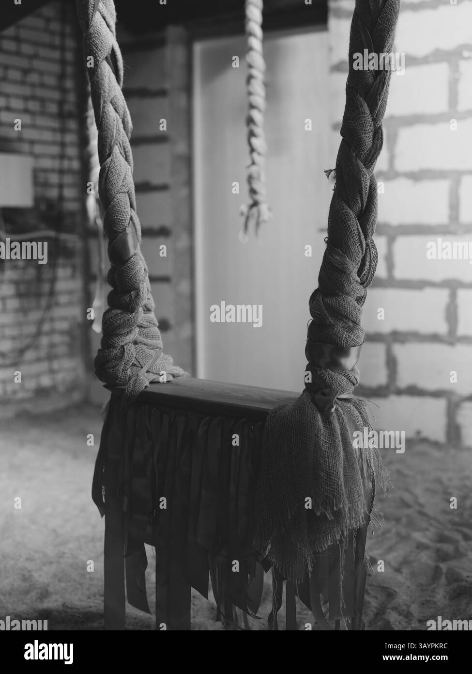 Cette œuvre met en valeur une corde et une structure en bois dans un environnement rustique et serein, Banque D'Images