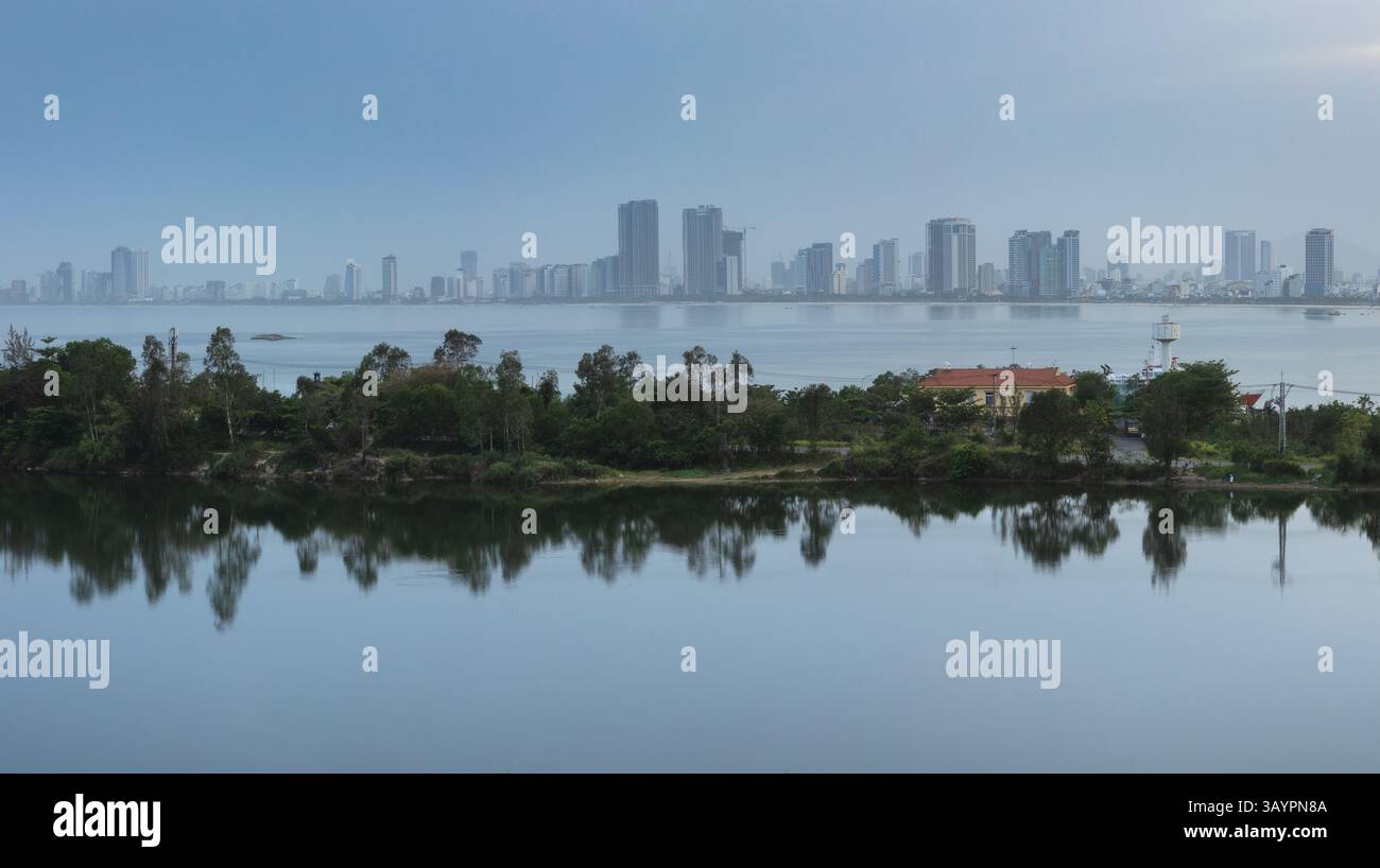 Vue panoramique de la ville de Da Nang depuis un point de vue pittoresque au bord du lac à la périphérie de la ville Banque D'Images