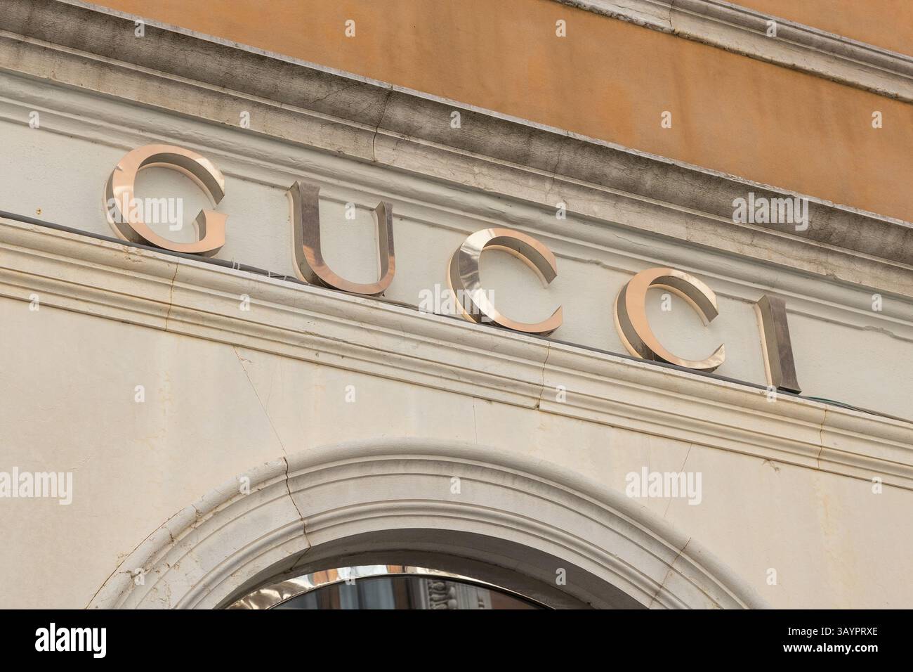 Venise, Italie - 20 avril 2025 : logo de la boutique Gucci sur la façade d'un bâtiment historique à Venise Banque D'Images