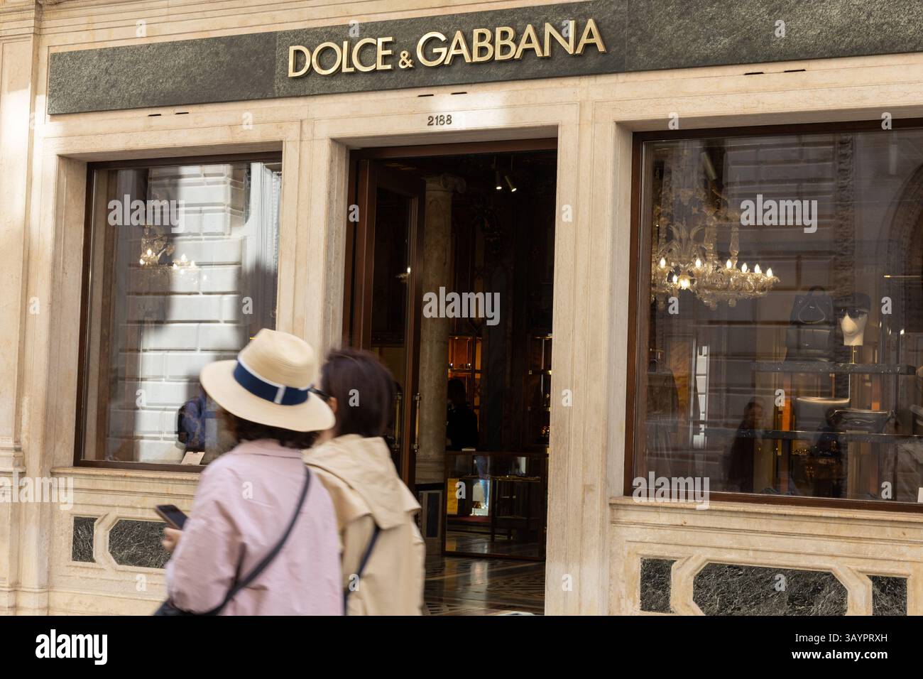 Venise, Italie - 19 avril 2025 : les gens passant par Dolce et Gabbana boutique de luxe à Venise Banque D'Images