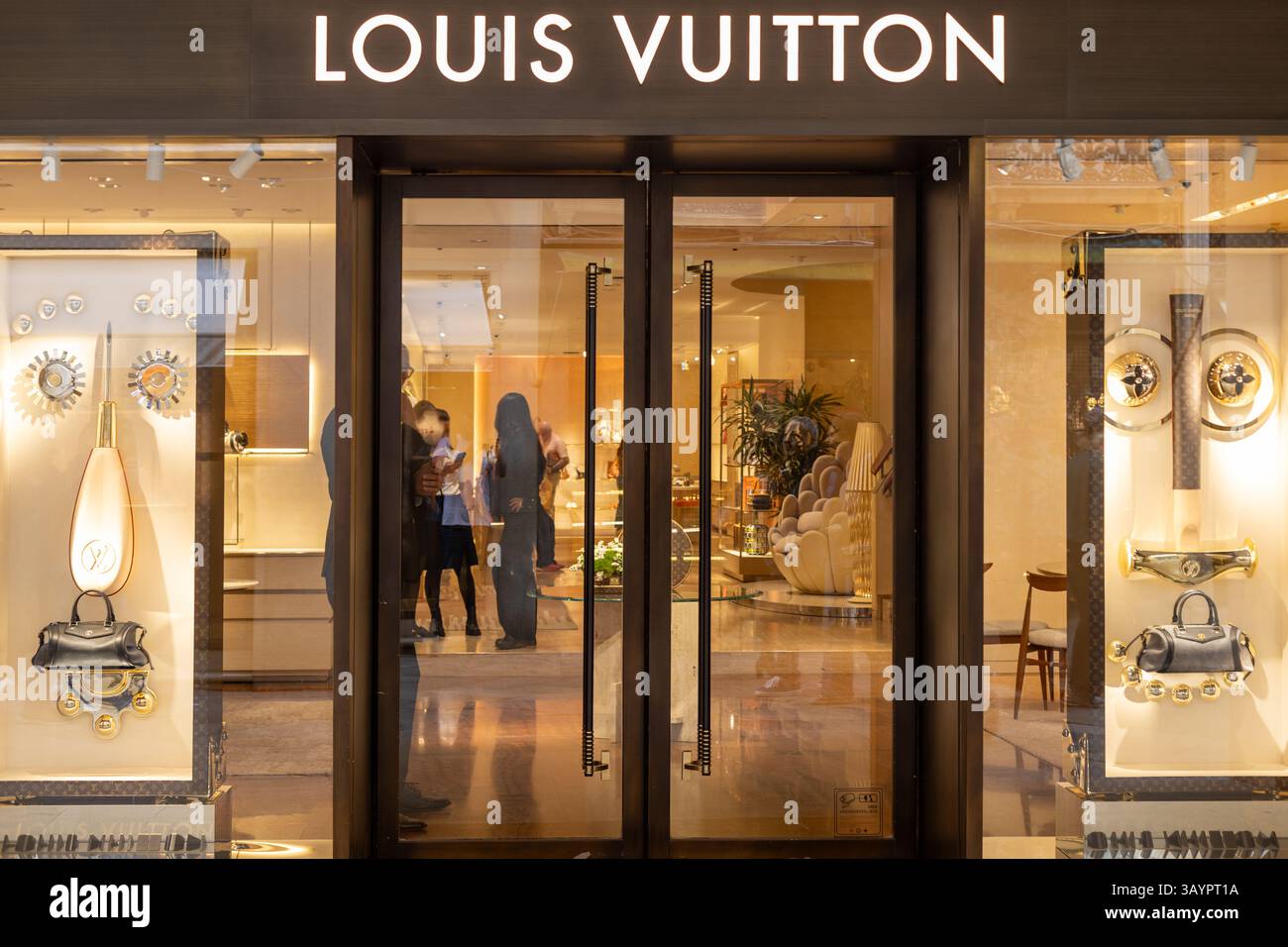 Venise, Italie - 20 avril 2025 : logo du magasin Louis Vuitton avec vitrines dans l'entrée de la boutique de luxe Banque D'Images