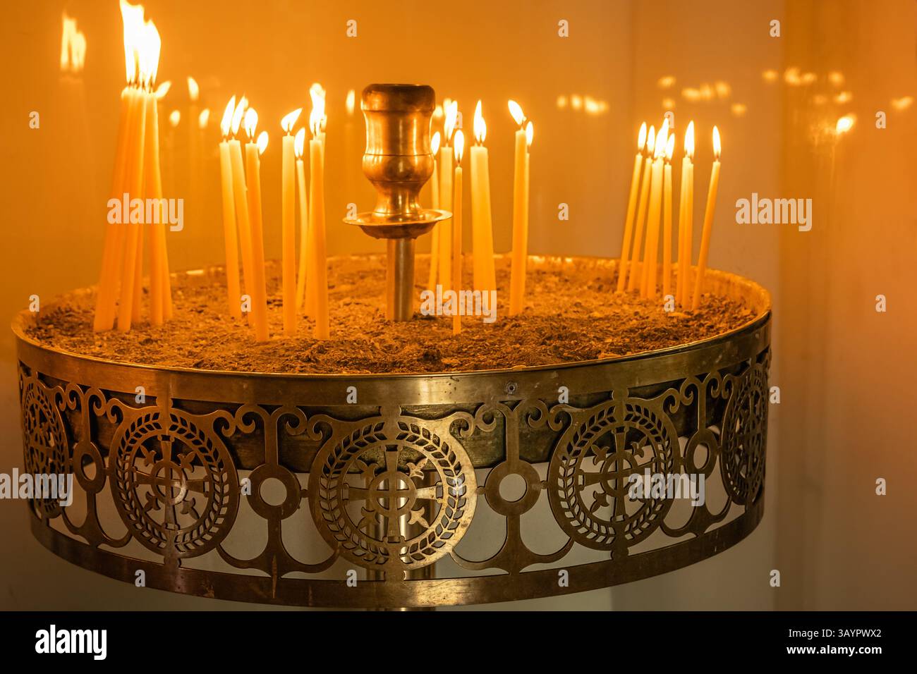 Bougies brûlant dans un fond d'église. L'église alluma des bougies à l'autel. Lustre avec des bougies dans l'église. Lumière de bougies en orthodoxe chrétien Banque D'Images