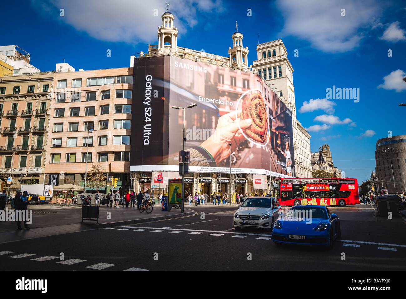Affiche publicitaire géante sur un bâtiment pour le téléphone mobile Samsung Galaxy S24 Ultra dans la ville de Barcelone. Banque D'Images