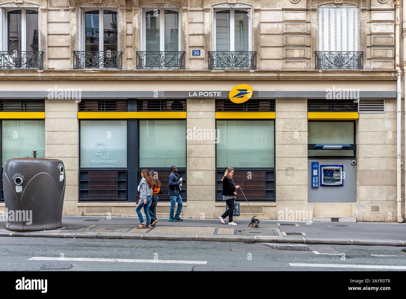 L'extérieur de 'la poste' et 'la banque postale', la poste française et la banque Banque D'Images